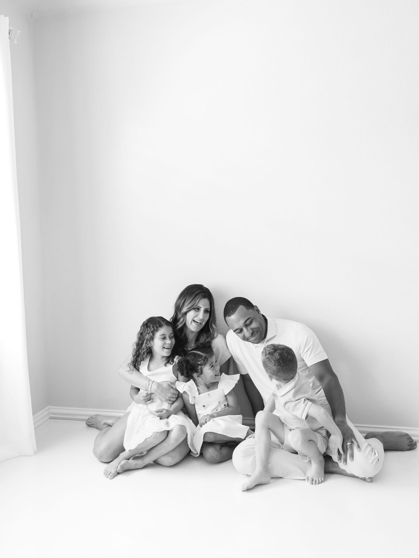 Texas weather keeping everyone on their toes lately 😅 That’s why studio sessions are the perfect option! No wind, no rain, no rescheduling, just cozy, timeless memories in a beautiful space. So happy to have my home studio to capture family memories.