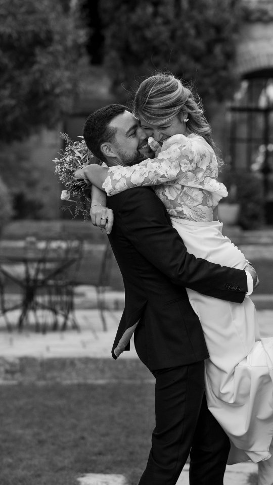 On ne va pas se mentir, le mariage approchant, son lot de choses à gérer ne diminue pas forcément !
Même si on a bien travaillé ces derniers mois pour avoir le luxe de nous dire qu'à deux semaines du jour J on n'a plus rien à faire, il y a toujours des éléments qui viennent perturber notre tranquillité d'esprit 🫠
Alors j'ai trouvé mon remède : kompa, shatta, bachata, merengue, salsa...
Bref, la musique est ma thérapie à ce stade 🤣