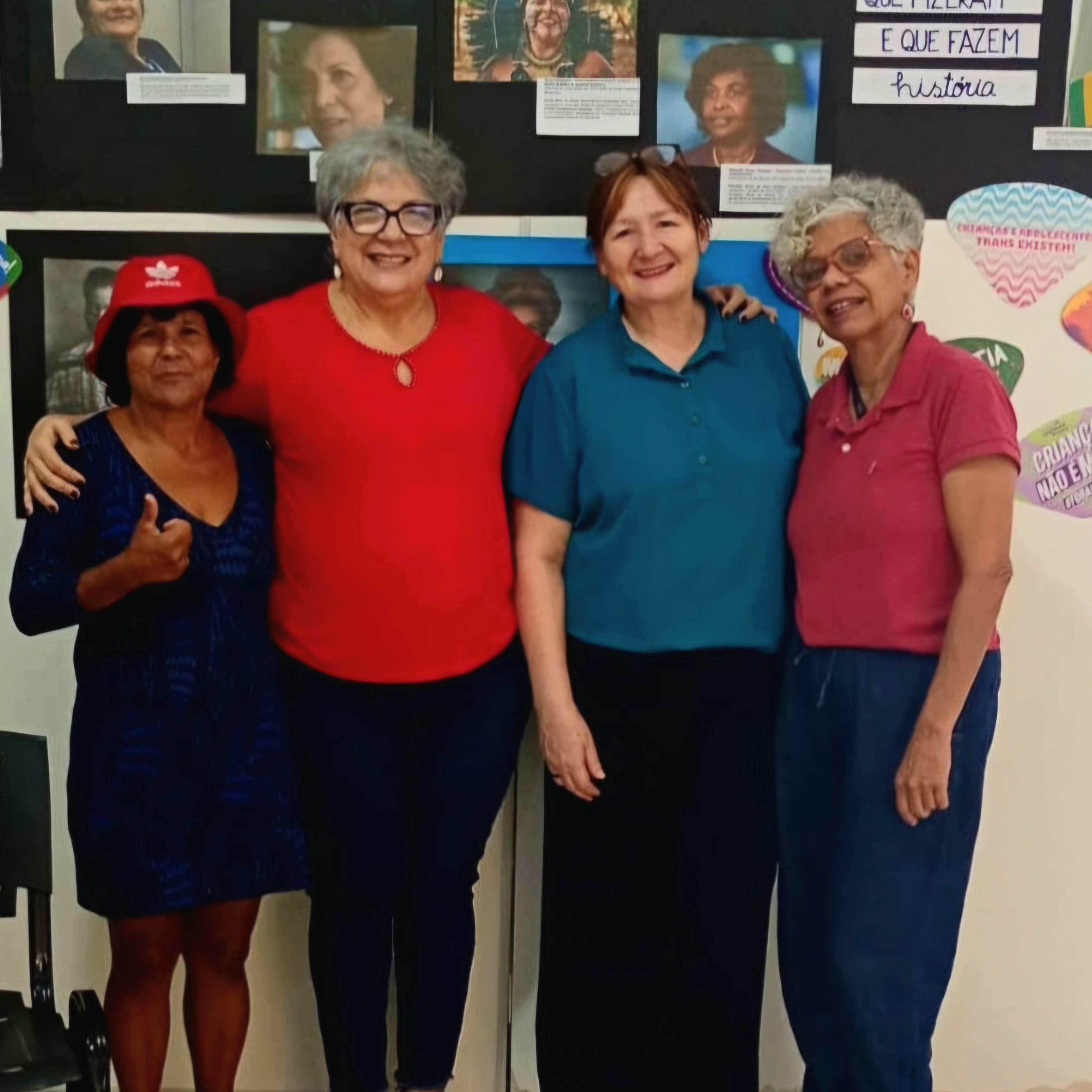 Roda de conversa com mulheres em vulnerabilidade, realizada neste sábado (16/05).
"Alargar o chão retirar o espinho, abraçar a irmã, não ficar sozinha... O Pão da Eucaristia é mais que pura massa é feito de alegria é dado a nós de Graça".
#igrejaanglicana
#rodadeconversa
#episcopalchurch