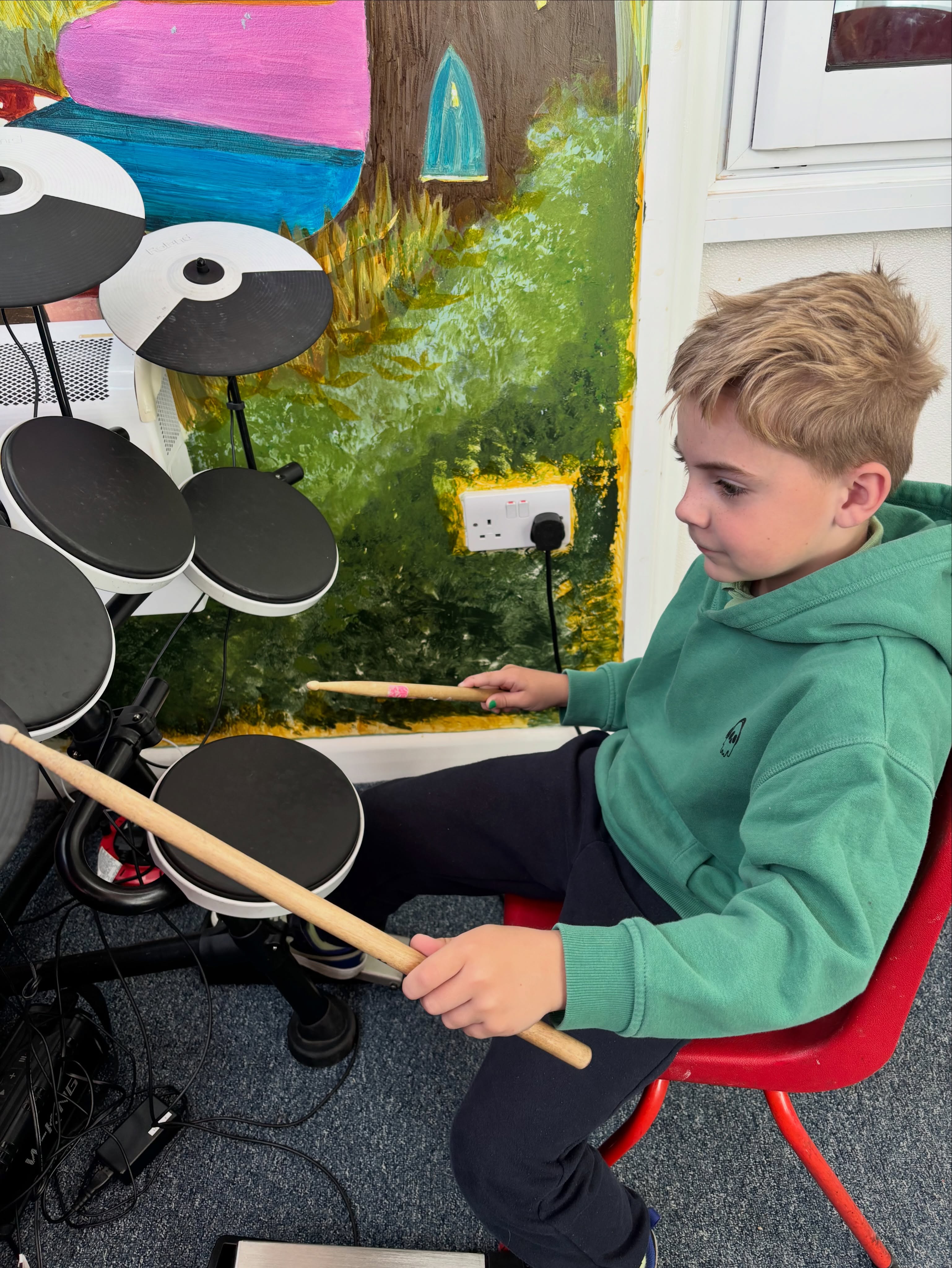 Today was Mental Health awareness day at Normanton Primary School. The students wore green to support this day.
We are a firm believer at EMDT that music lessons help with your well being and your mental health on so many levels.
It’s always a joy to see how much the students love their instrument lessons.
#mentalhealthawarenessweek
#musiclessons
#eastmidlandsdrumtuition