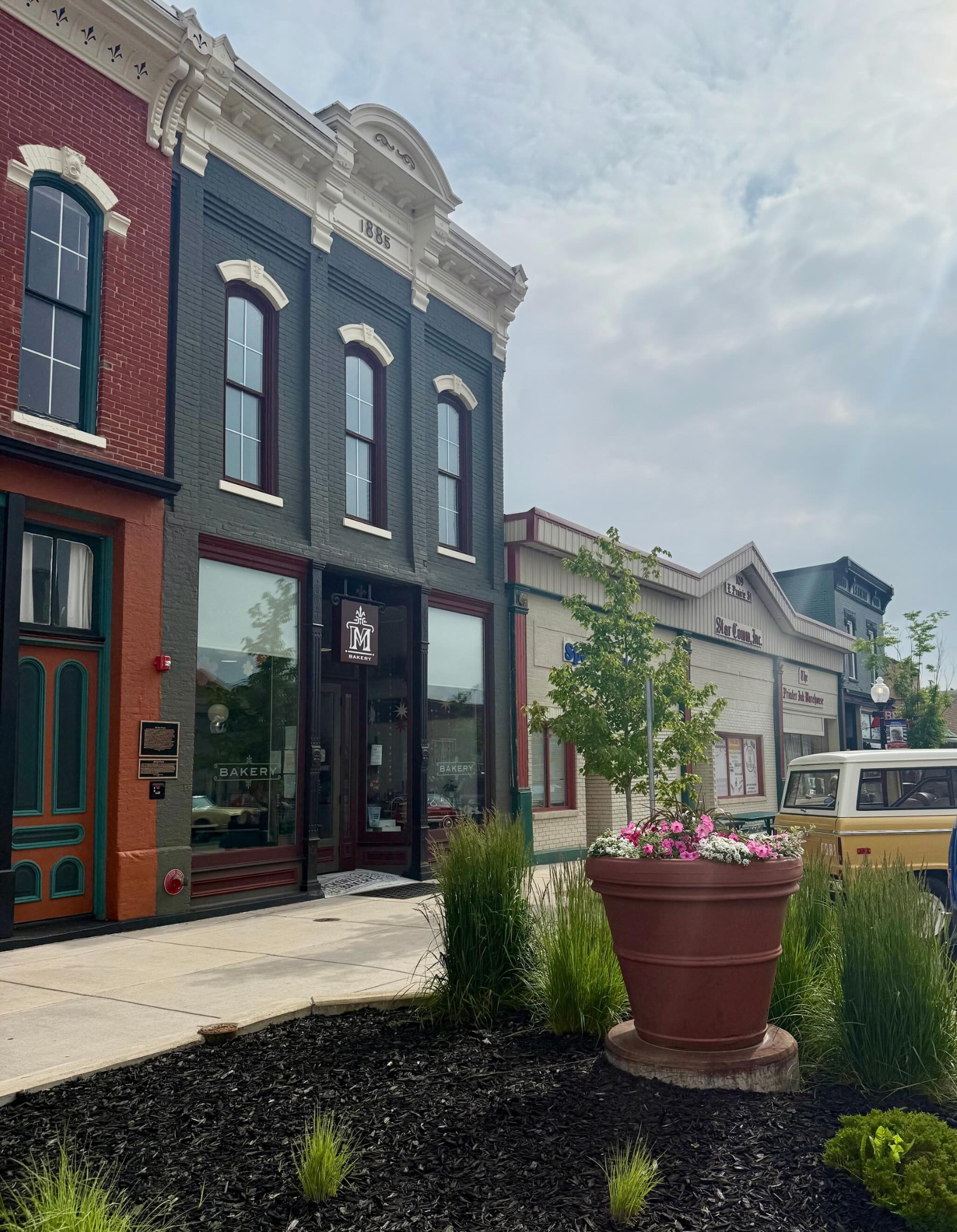 Spring-weather and reasons to get together are two of our favorite things about this season! 🌸
Between Cookies & Keepsakes at @mcelvainhouse and Vicksburg’s Half Birthday Celebration happening around town—we couldn’t be more excited to kick off such a lovely weekend the best way we know how! 🍪
We hope to see you strolling through town, stopping into your favorite local spots, and soaking up this special little day with us. ☀️
#mackenziesbakery #bakedfreshdaily #kzooevent #lovetheburg #mcelvainhouse