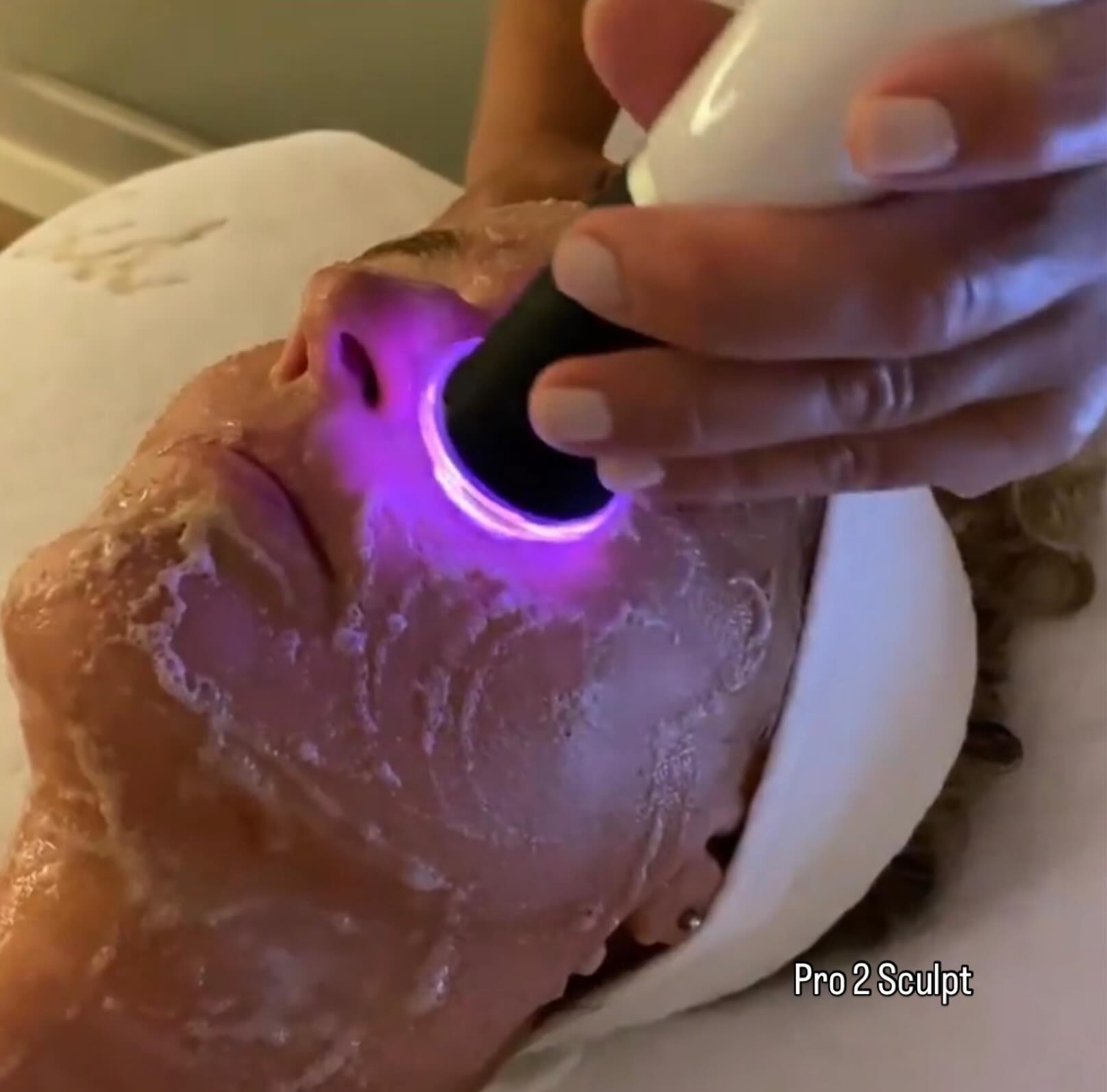 ✨ Pro Sculpt 2 Facial Benefits ✨
• Instant glow & radiance
• Deep hydration & skin plumping
• Smooths texture & refines pores
• Softens fine lines & dehydration wrinkles
• No downtime — walk out glowing
Perfect before events, holidays or whenever your skin needs a beautiful refresh 💫
#OxyGeneo #GeneoFacial #NoosaSkinClinic #HydratingFacial #GlowingSkin SkinRejuvenation FacialTreatment HealthySkin SkinGlow FineLines PoreRefining AboutFacesNoosa NoosaBeauty LuxuryFacial DullSkinTreatment pro2sculpt