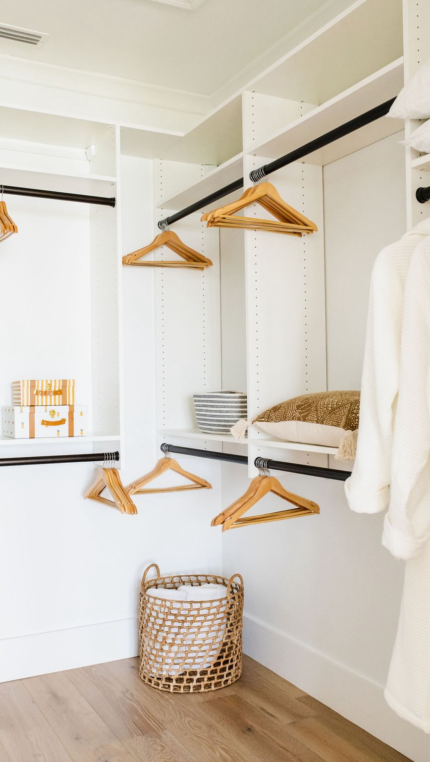 The right hangers can change the whole closet.
More space, better function, and a cleaner system from the start. #professionalorganizer
#closetorganization #closethacks #luxuryclosets