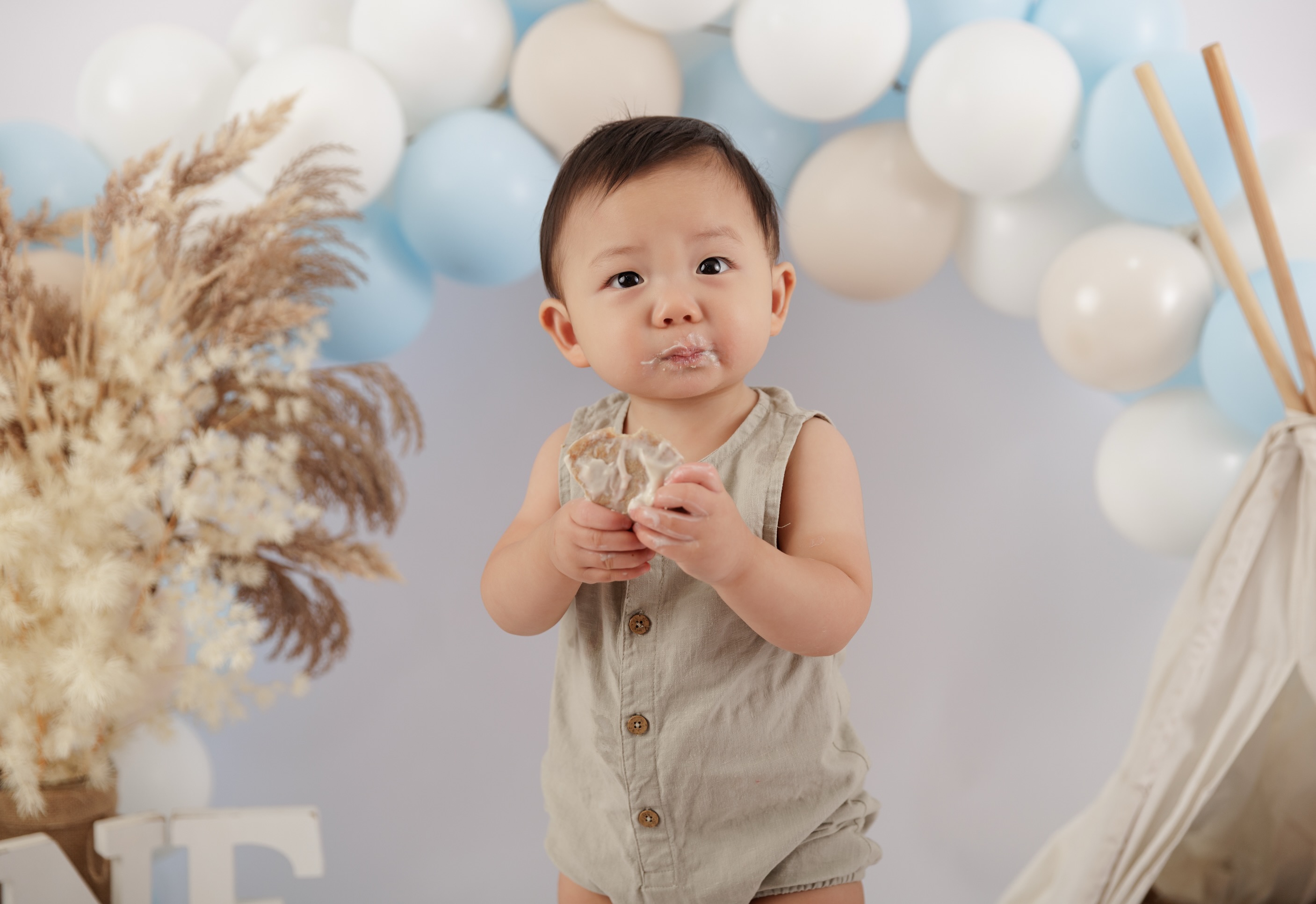 Sweet little Nicholas celebrating his 1st birthday with Mum’s special vegan pancakes ✨🥞
Cake smash sessions don’t have to involve cake! If your little one has allergies or dietary requirements, we can create a fun alternative that’s just as special 💛
Pancakes, fruit, donuts, spaghetti… the possibilities are endless 🎉
#sydneybabyphotographer
#westernsydneyphotographer
#firstbirthdayphotoshoot
#vegancakesmash
#cakesmashphotography