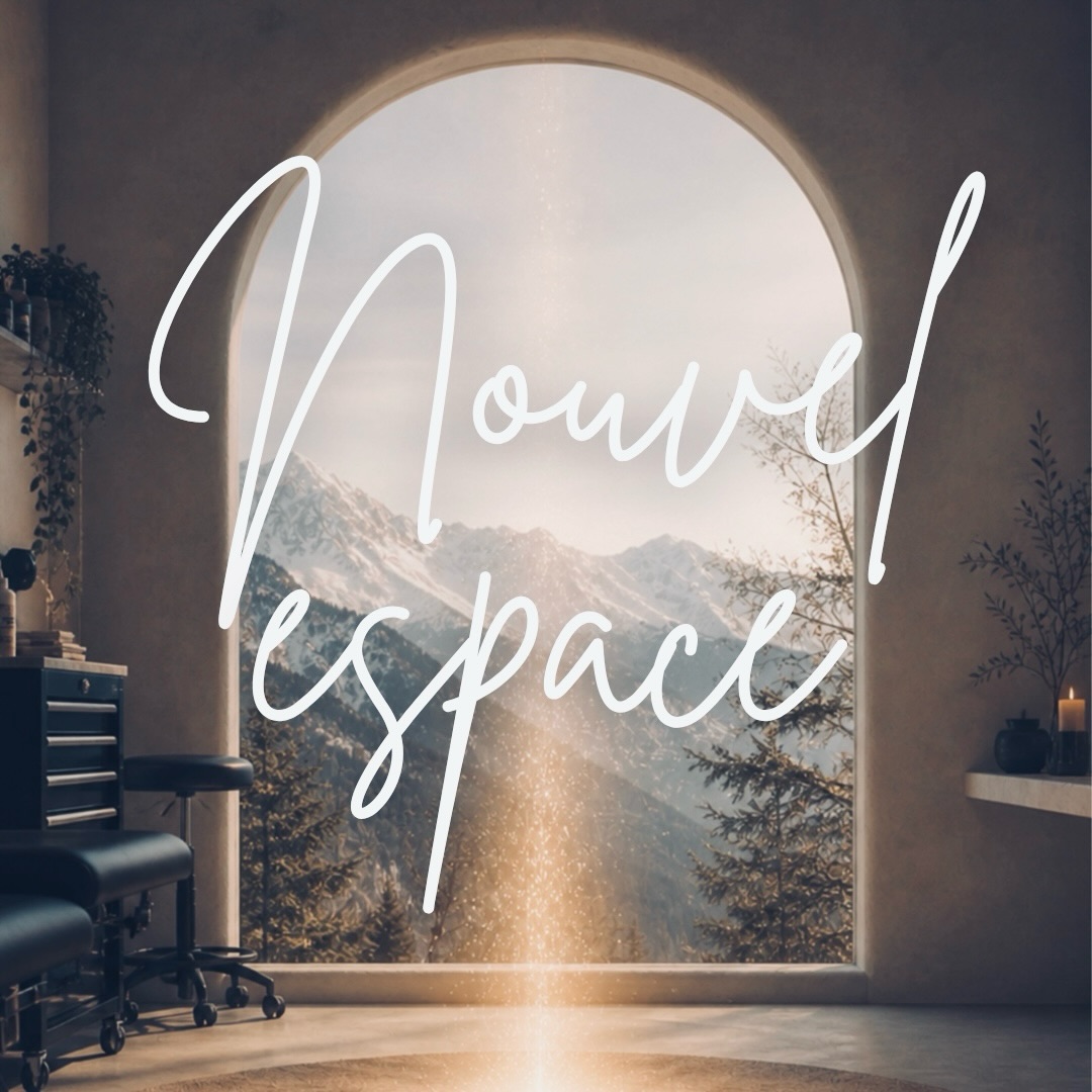 Ces dernières semaines, certain·e·s d’entre vous ont vu passer la nouvelle : le studio Bleu Pavot, que nous avons ouvert il y a 4 ans à Sion, fermera ses portes à la fin du mois de mai.
J’avais envie de prendre un moment ici pour vous en dire un peu plus sur la suite de mon aventure.
Cette fermeture marque pour moi un joli tournant. Elle m’ouvre l’espace pour proposer quelque chose qui me ressemble davantage, dans une autre temporalité, une autre manière d’accompagner.
Dès juin, je vous accueillerai à Savièse, dans un espace plus intime, un studio privé, uniquement sur rendez-vous.
Un lieu calme, un peu retiré, entouré de nature, avec une vue qui invite à ralentir. 🌱
Ce changement me permet d’affiner et de prolonger ma vision de l’accompagnement dans le tatouage, de prendre le temps d’être pleinement présente à votre projet, à votre histoire, à ce que le tatouage vient marquer ou transformer.
Pour celles et ceux qui le souhaitent, il y aura aussi la possibilité de ritualiser encore davantage ces moments d’aencrage, dans l’écoute du besoin, du moment. ✨
C’est un prolongement naturel de ma manière de travailler, plus profond, plus doux aussi.
Le fait que le studio soit en dehors de la ville demande un peu d’organisation : tout vous sera communiqué au moment de la prise de rendez-vous (accès, adresse, etc.).
Je me réjouis d’offrir cet espace et de vous y rencontrer. 🖤
Merci pour votre confiance, toujours.
Avec Amour.