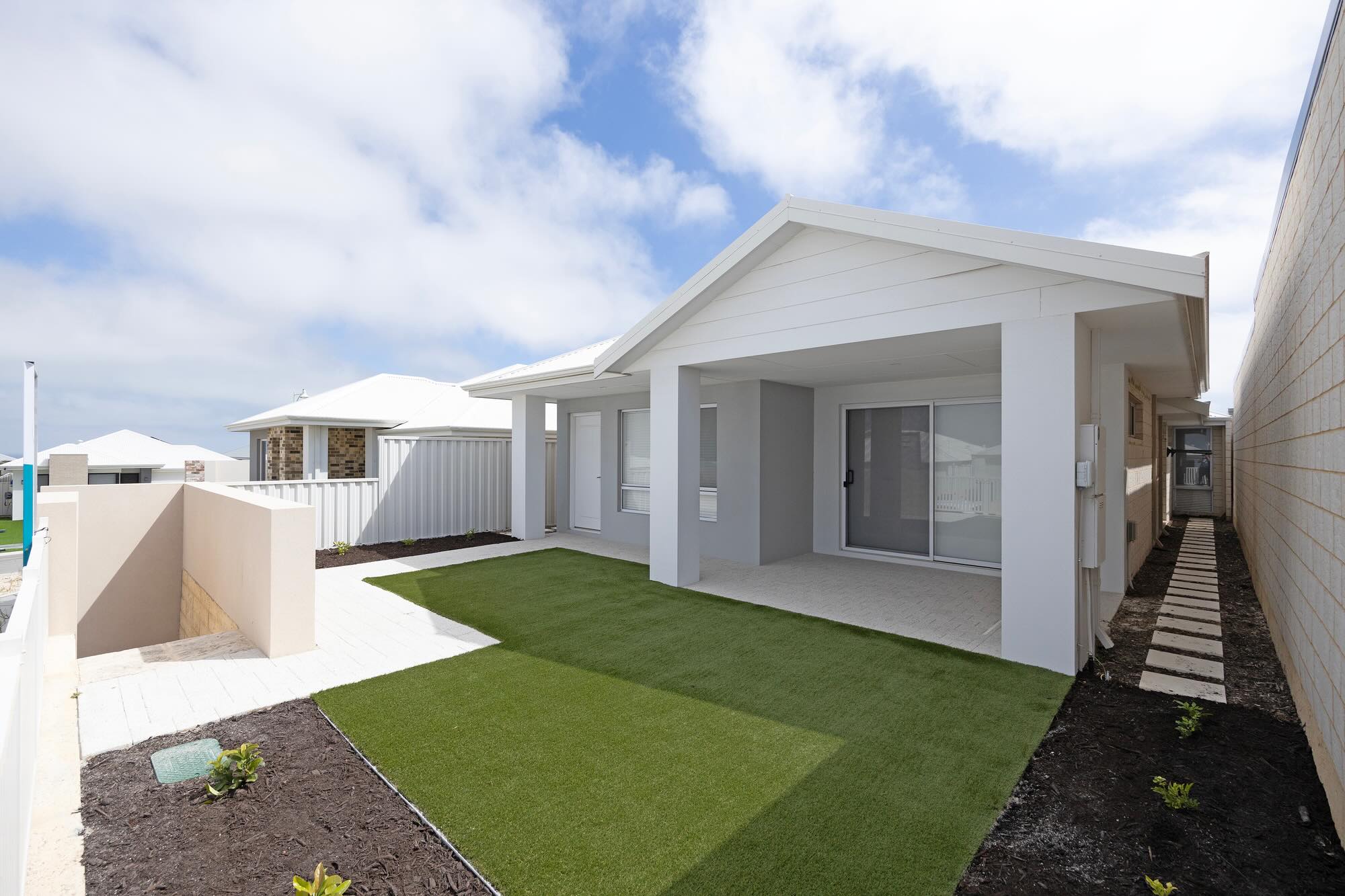 For Lease - open TODAY (18/5) @ 4.45pm
Welcome to your new home at 3 Andorra Way, Alkimos. A stunning, modern home offering a perfect blend of comfort and style, making it an ideal choice for families or professionals looking for a spacious living environment.
🛌 - 4 bedrooms
🛁🚿 - 2 bathrooms
🚗 - Double Garage
💰 - $770pw
https://www.hedgespropertygroup.com.au/properties/35608722
#newlistings #forlease #perthpropertymanagers