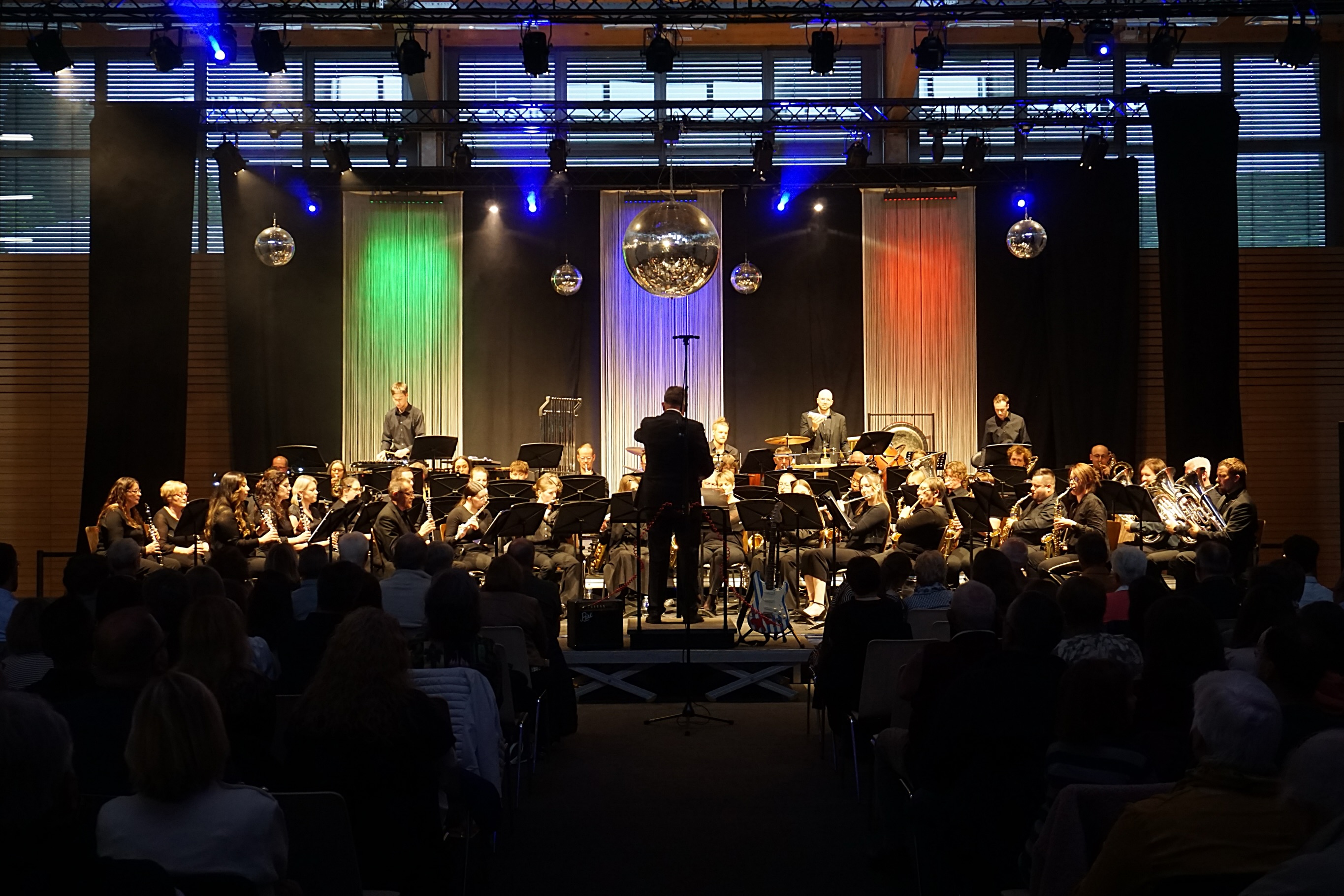 E Samsden hate mir nees eisen traditionelle Gala Concert, deen immens gutt besicht war.
Merci all deene Leit déi dëse wonnerbaren Owend zesumme mat eis verbruecht hunn.
Den Optakt huet eise Jugendensembel ënnert der Leedung vum neien Dirigent Pit Braun mat engem richteg flotten an usprochsvollem Programm gemaach. D’Kanner kënnen immens stolz op sech sinn 👏
Duerno huet eis grouss Musek ënnert der Leedung vum Georges Antony, deen dëst Joer säin 10. Joer bei eis ass, d‘Publikum mat legendäre Rock a Pop-Hits begeeschtert 🎸✨
E grousse Merci och un all déi Leit, déi hir net ganz opgebrauchte Bongen an eis Spendendous geworf an domadder un den Téléviezenter Aerenzdall 2027 gespent hunn ❤️