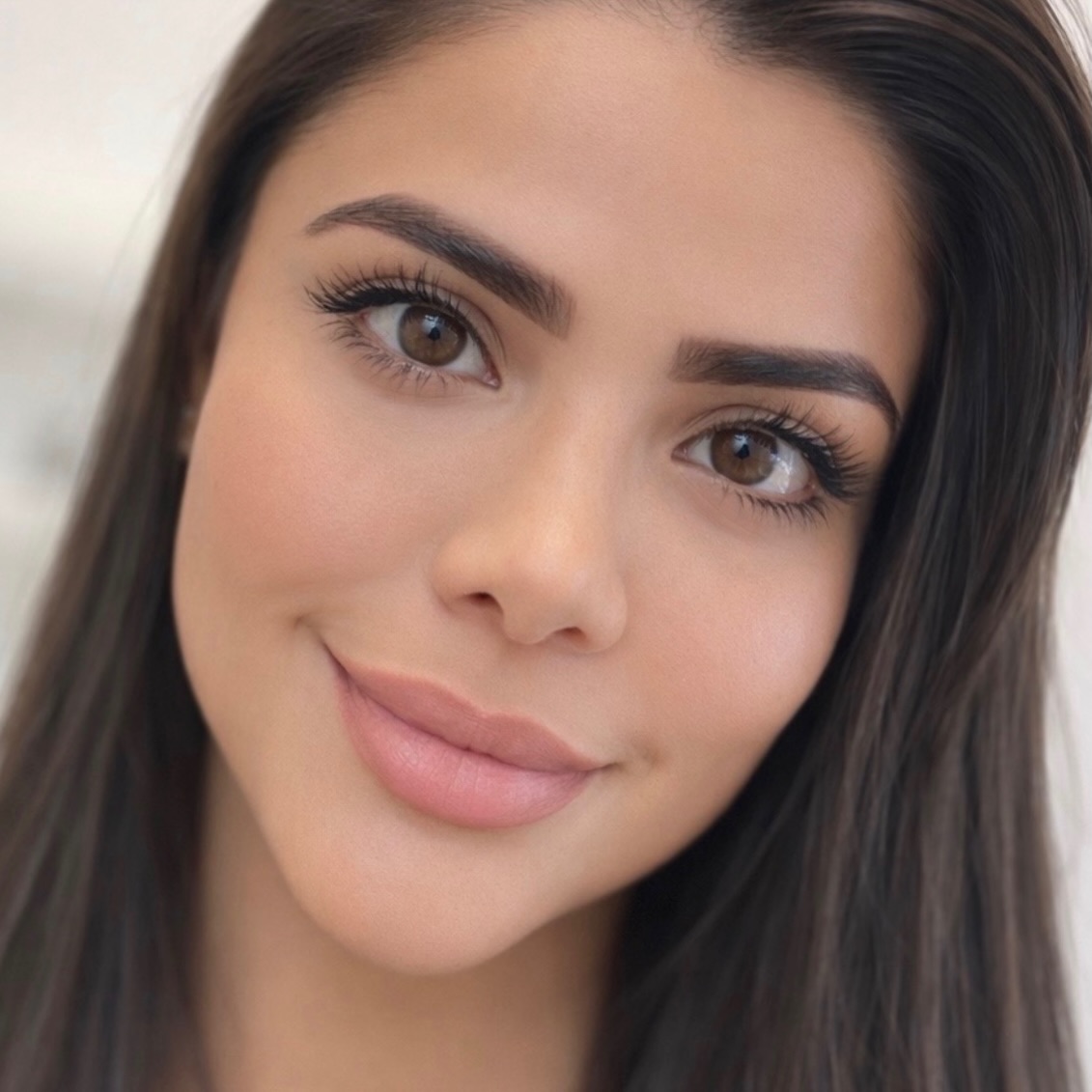 Regular tint was cute⌠but hybrid tint understood the assignment đ
Unlike traditional brow tint, hybrid tint stains BOTH the skin + brow hairs for a fuller, more sculpted result that lasts longer and gives that soft makeup effect clients are obsessed with.
Itâs perfect for sparse areas, uneven brows, or anyone tired of filling their brows in every morning.
Once clients switch to hybrid tint, they rarely go back . This beautiful set done by @krissolbeautystudio Hybrid Tint â¨
* Stains BOTH skin + brow hairs
* Fuller, more sculpted look
* Better definition + shape
* Longer-lasting results
* Gives that âfilled-in without makeupâ effectLink in bio to book #hybridtint #orlandobrows #browsorlando #browmapping #browwaxing