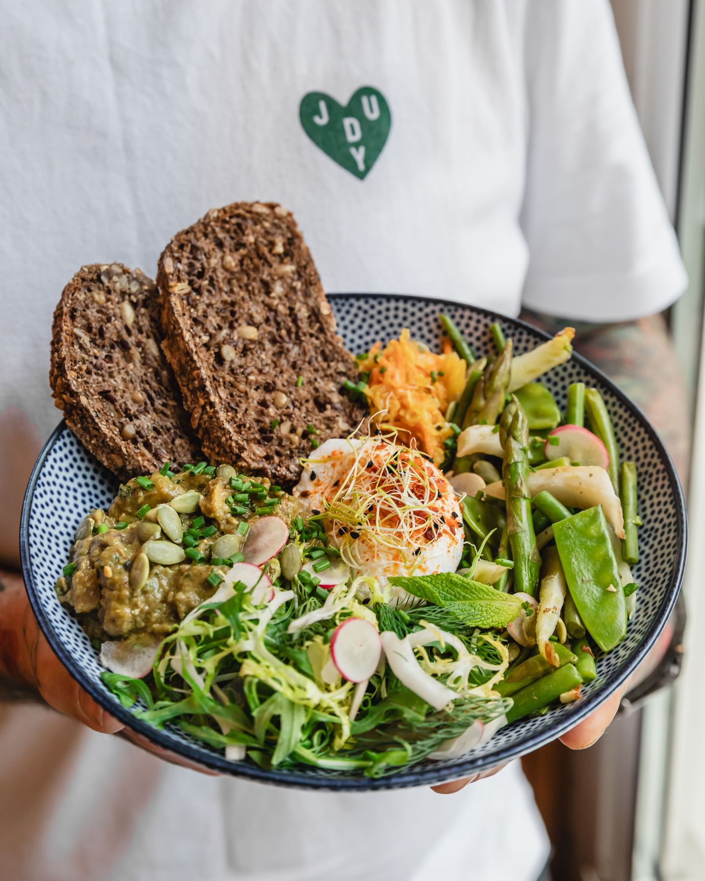 SPRING BOWL 🌿
Votre plat préféré est de retour, en version printemps !
Légumes de saison, avocat espagnol, œuf poché et pain aux graines Judy : l’Avoloco Bowl se réinvente avec des saveurs fraîches et délicieuses 🥑
📸 @alicepages
#avocadotoast #sansglutenparis #sansgluten #healthyparis #healthyfoodparis #healthybowl #glutenfreeparis #fodmas`ps #bienetre