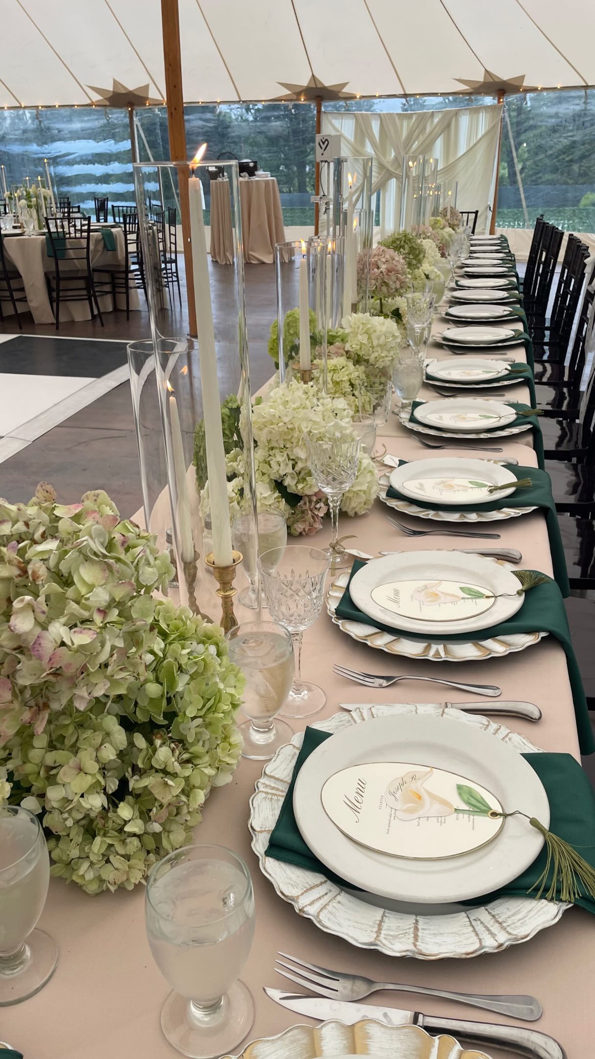 Hello, head table of our dreams.
Venue: @theinnatvinthill
Florals: @thegardenhouseva
Photographer: @jacquelinewatersphoto
DJ: @oneanddoneevents
Content Creator: @theeventedit_byjacy
