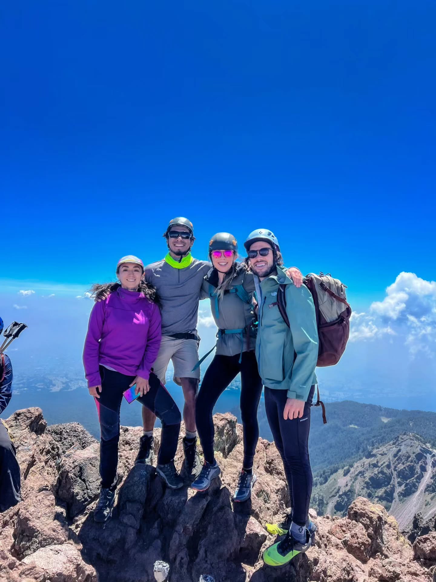 Run forest run 🏃♀️💨
¡Este fin de semana visitando de nuevo La Malinche con un equipo super fuerte y enérgico! Terminamos en un ascenso de velocidad no planeado, 5 hrs circular desde el estacionamiento de IMSS.
Se gozó la subida con un clima sumamente increíble. Finalizamos llevando al los amigos de USA y Canadá a degustar las delicias de la Matlalcueyetl, un rico pulque en su punto 🙂↔️👌
Muchas gracias de nuevo por su confianza 🇲🇽🇨🇦🇺🇸
#mountainguide #méxico #Malinche