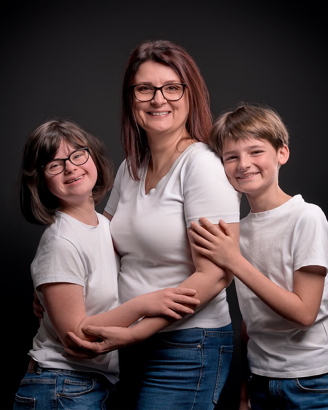 Et si vous vous offriez simplement un vrai moment ensemble ?
Une séance photo, c’est une parenthèse dans le quotidien.
Un instant où l’on ralentit. Où l’on partage. Où l’on vit pleinement le moment ensemble. Où l’on se retrouve vraiment.
Au studio, tout est pensé pour créer une expérience chaleureuse et sincère.
Les ambiances lumineuses, les jeux d’ombres, les décors épurés… chaque détail est là pour mettre en valeur votre histoire et laisser la place à l’essentiel : votre lien.
Il y a des éclats de rire, des regards complices, des moments spontanés, de la tendresse, du mouvement…
Et surtout cette sensation précieuse d’avoir vécu quelque chose ensemble.
Parce qu’un jour, ces instants auront encore plus de valeur.
Ils deviendront des souvenirs que l’on transmettra avec émotion.
📍 Je vous accueille au studio à Langlade, près de Nîmes dans le Gard
🏆 Portraitiste de France 2025 & European Photographer
📩 Envoyez-moi un message privé pour vivre cette expérience en famille au studio.
❤️ Et partagez cette publication à ceux qui savent que les souvenirs sont ce qu’il y a de plus précieux.
#PortraitDeFamille #PhotographeGard #PhotographeNimes #PortraitisteDeFrance #SouvenirsDeFamille