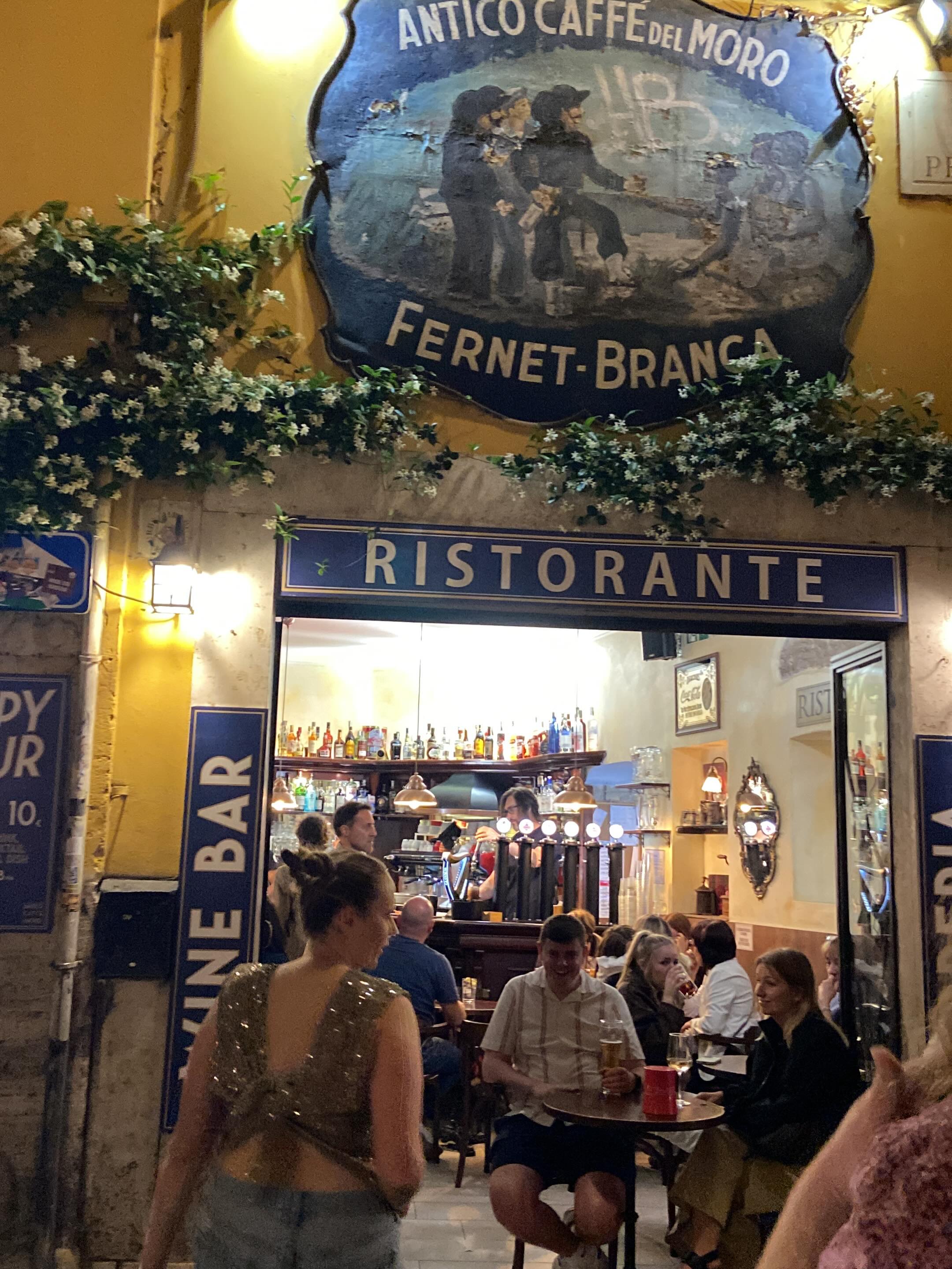 “Dolce vita” es una expresión italiana que literalmente significa “vida dulce”, pero su sentido cultural es mucho más amplio.
Se refiere a un estilo de vida asociado con el placer, la belleza, el disfrute y el arte de saborear el momento. Evoca ideas como buena comida, vino, moda, romance, conversación, tiempo sin apuro y disfrutar las pequeñas cosas de la vida.
La expresión se hizo mundialmente famosa por la película “La Dolce Vita” (1960) de Federico Fellini.
“vivir bien, con placer, estilo y disfrutando el presente.”
Muy italiano 🇮🇹✨