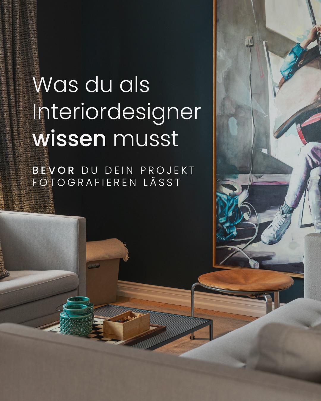 Die meisten Menschen denken bei Interiorfotografie zuerst an schöne Räume.
Ich denke zuerst an Wirkung ✨
Ein Raum kann in echt unglaublich hochwertig wirken und auf Bildern trotzdem plötzlich unruhig, flach oder beliebig aussehen. Das liegt ganz einfach daran, dass die Kamera anders sieht als unser Auge. Und zwar präziser, selektiver und oft härter.
Genau deshalb entsteht gute Interiorfotografie nicht einfach nebenbei. Sie wird bewusst komponiert.
In meiner Arbeit verschiebe ich oft Möbel, reduziere das Styling und räumen Dinge aus dem Bild, die im echten Raum vielleicht perfekt funktionieren würden.
Bilder haben andere Anforderungen als das reale Erlebnis.
Für mich geht es dabei nie nur um Architektur oder Einrichtung allein. Es geht um die Atmosphäre des Raums. Um Materialität und um die leise Geschichte zwischen Licht, Form und Persönlichkeit ✨
Und genau dort beginnt die Art von Bildern, die nicht nur dokumentieren, sondern eine Marke spürbar machen.
Deshalb plane ich Shootings nicht einfach nach Zeitplan, sondern nach Lichtstimmung, Bildwirkung, Nutzung, Zielplattform und Markenästhetik!
Denn am Ende soll ein Projekt ja nicht einfach nur „schön fotografiert“ aussehen.
Es soll sich genauso hochwertig anfühlen, wie es gedacht wurde.
Welche Aussage hat dich beim Durchswipen am meisten abgeholt bzw. überrascht? ✨
📸
Ich bin Vicky, Interior & Brand Fotografin.
Ich fotografiere Räume nicht nur so, wie sie aussehen, sondern so, wie sie sich anfühlen sollen. ✨