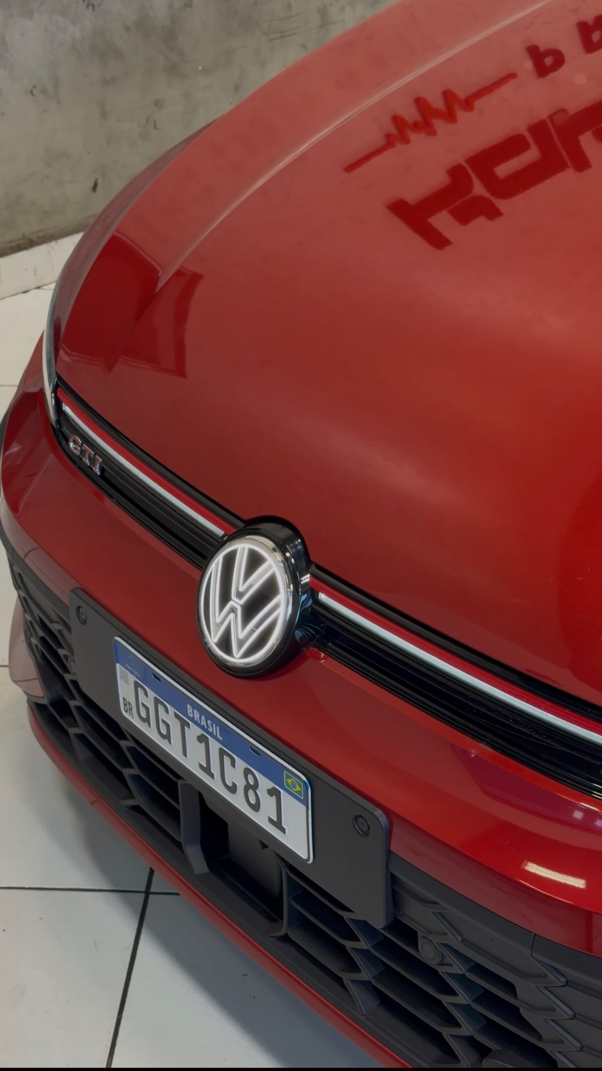 ✨Nem todo insulfilm foi feito apenas para escurecer.
Neste Volkswagen Golf GTI, o objetivo foi preservar o visual original enquanto elevamos conforto, tecnologia e proteção a outro nível.👌🔝
✅3M Crystalline 70% no para-brisa e teto
✅3M Crystalline 20% nas laterais e traseira
Resultado: máxima rejeição de calor, proteção UV e visibilidade impressionante… sem comprometer a estética esportiva do GTI.
📍Na Kako Som, cada detalhe importa.
📍Av. Santa Cruz, 524
📍Av. Água Branca, 95
#3M #Crystalline #GolfGTI #Volkswagen #gtimk8.5