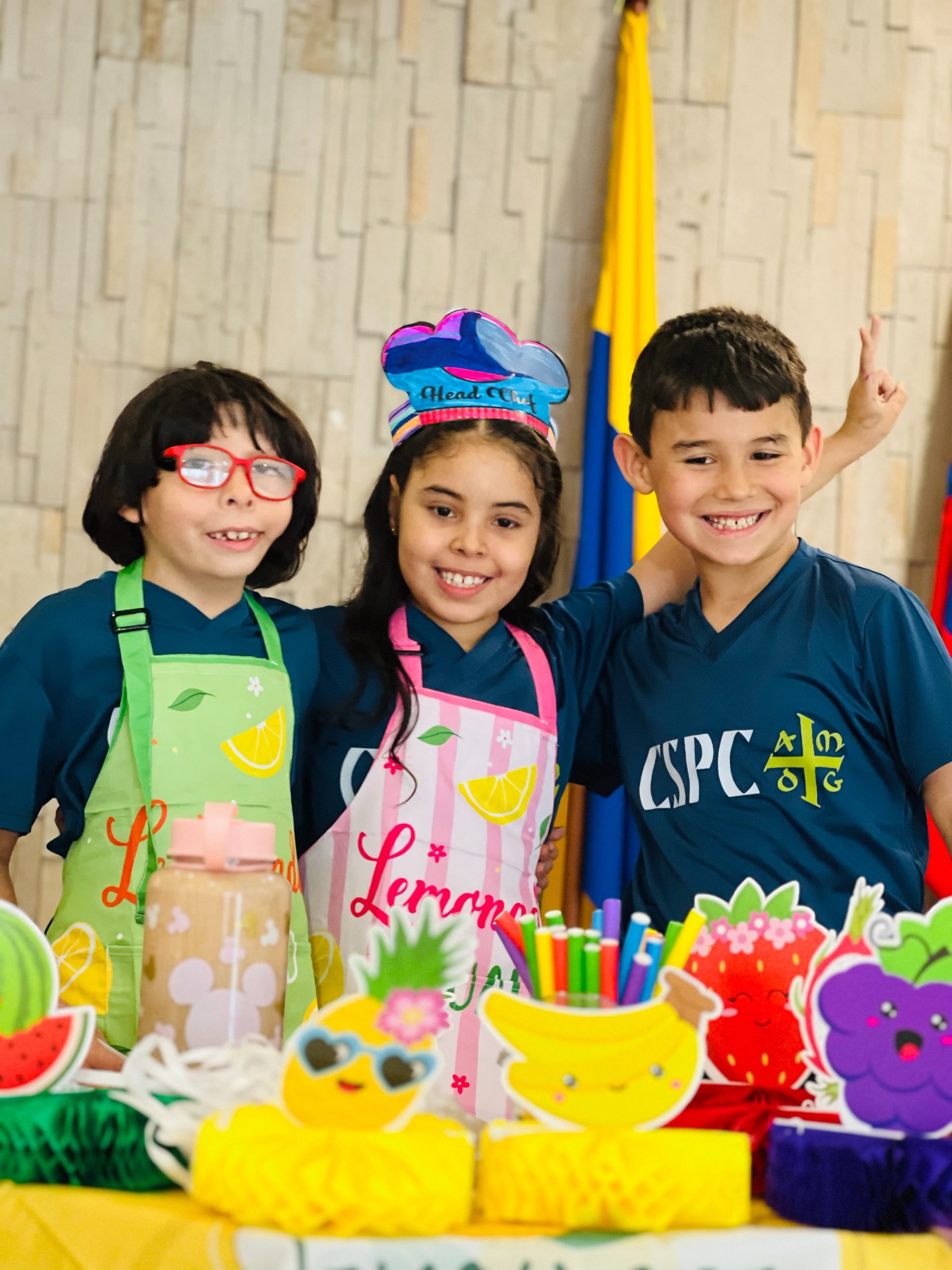 🍓🍌✨ Creative Little Chefs in Action! 👩🍳🍹💚
Nuestros estudiantes del grado Segundo presentaron con gran entusiasmo y orgullo sus increíbles Healthy Smoothie Stands 🍍🥭🥝. Durante este segundo período, en el área de inglés 🇬🇧📚, desarrollaron un proyecto basado en la pregunta guía: How can we become Creative Little Chefs who design a healthy recipe for our class?
Para responder a este desafío, nuestros claverianos aprendieron sobre:
🍎 Fruits and healthy ingredients
🥛 Ingredientes adicionales para preparar smoothies saludables
🥄 Kitchen utensils
📝 Cómo escribir recetas organizadas paso a paso usando First, Then, Next, and Finally
🗣️ Cómo presentar sus ideas con claridad, confianza y buena pronunciación
Como producto final, cada pareja diseñó su propia receta original de smoothie 🍹✨, eligió cuidadosamente sus ingredientes saludables 🌱, preparó su bebida desde casa 🏠 y organizó un hermoso stand para compartir y explicar su trabajo frente a sus compañeros 🎤👏
#CreativeLittleChefs 👩🍳👨🍳
#HealthySmoothieProject 🍹
#EnglishLearning 🇬🇧
#LearningByDoing 📚✨
#ProjectBasedLearning 💡
SegundoGrado 💚