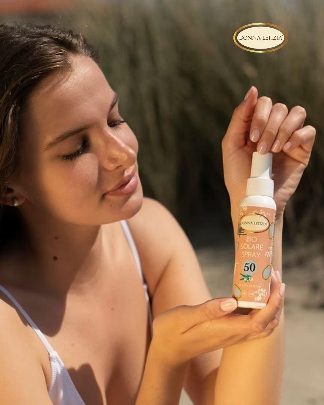 Sotto il sole, la pelle chiede protezione… ma anche rispetto. ☀️🌿
Il Bio Solare Spray 30 Donna Letizia è un olio solare ad alta protezione, formulato esclusivamente con filtri fisici, per difendere la pelle dai raggi UVA e UVB in modo naturale e delicato.
La sua formula aiuta a contrastare i danni di sole, vento e salsedine, prevenendo la formazione dei radicali liberi e rinforzando il naturale equilibrio della pelle.
Arricchito con ingredienti di origine naturale e olio d’oliva, nutre mentre protegge, lasciando la pelle morbida, luminosa e pronta a vivere ogni momento all’aria aperta.
Perché abbronzarsi è bello… ma farlo in modo consapevole lo è ancora di più. ✨
📍 Dalle Terre di Toscana, con amore.
🛒 Scoprilo su www.donnaletiziashop.com
#DonnaLetizia #SolariNaturali #SPF30 #SkincareNaturale #Estate #ProtezioneSolare #Benessere
https://www.donna-letizia.it/creme-solari-naturali-olio-oliva