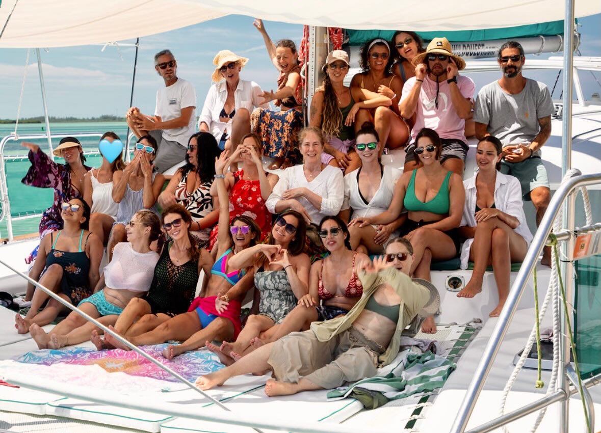 đŹ Our pod of 16 sparkling women and eight dedicated facilitators. Each of these beauties brought their individual magic to this adventure.
Pinch me! Am I dreaming?? If you have been let down by humans (understandably) and have a hard time trusting people and the idea of a group scares the #!*% out of you....please know that retreats of this nature tend to attract the most gorgeous souls- faith in humanity can easily be restored.
Thank you to you all for being those humans! đ©”
#biminidolphins #womensretreat #wilddolphins
