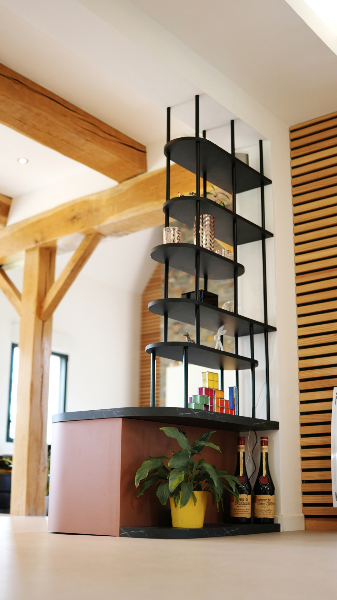 Comment intégrer du mobilier sur mesure autour d’éléments structurels conservés ?
Ce projet, c'est un dialogue entre une charpente en bois massif conservée et un mobilier sur mesure qui s'est construit autour d'elle, pour la sublimer.
Côté séjour, on a créé un meuble TV aux formes arrondies, laqué dans un terracotta, avec un plan effet marbre noir veiné de doré. La partie haute, avec une structure tubulaire en métal noir monte jusqu'au plafond et s'appuie visuellement sur le mur en tasseaux bois. Le volume est généreux et l'ensemble reste aérien.
Côté entrée, c'est un meuble sur mesure laqué noir mat, pensé pour une famille avec enfants. Une niche en chêne naturel rétroéclairée avec assise intégrée ; pour poser les affaires, enfiler les chaussures, souffler deux secondes avant de repartir. Autour : un miroir pleine hauteur, des tringles coulissantes escamotables, des rangements hauts et bas à portes pour tout ce qu'on range mais doit rester accessible. Rien qui ne traîne. Tout à portée.
Des aménagements pensés pour être vraiment fonctionnels, tout en étant parfaitement intégrés dans les espaces de vie.
—
@laisneagencement - Domelia - EFMA
Merci à nos clients pour leur confiance en notre expertise dans le cadre de cet aménagement qui venait s’intégrer à un chantier global sur toute la maison.
👉 Vous avez un projet, on construit la suite ensemble ?
--------
OSER MON INTERIEUR, cabinet d'architecture d’intérieur et de maitrise d'oeuvre, pour professionnels et particuliers.
--------
©️ Photo & Vidéo : 📸 @size_up.io
#architecteinterieur #agencement #maitrisedoeuvre #Rennes