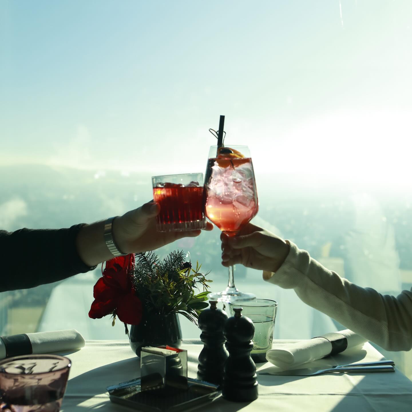 Brauchen Sie noch eine Date Idee? ✨
Ob ein Dinner im Clouds Kitchen, ein gemütlicher Abend im Bistro oder ein Drink an der Bar, bei uns wird Ihr Date zu einem besonderen Erlebnis.
Geniessen Sie die einzigartige Aussicht, die entspannte Atmosphäre und unser vielfältiges Angebot hoch über Zürich. 🥂🌆
#DateNight #Zürich #Clouds #CloudsKitchen #DinnerDate