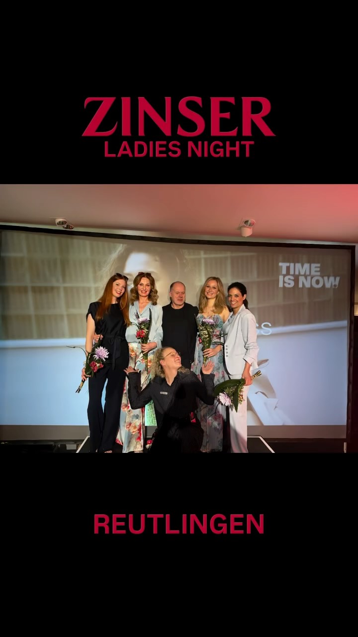 ZINSER LADIES NIGHT – Reutlingen ✨
Frühjahr/Sommer 2026 – TIME IS NOW
Ein Abend voller Stil, Energie und echter Momente ✨
Die Bühne, die Looks, die Musik – und dieses besondere Gefühl, wenn Mode mehr ist als nur Kleidung…
Ich liebe genau diese Augenblicke:
Wenn Marken wie Marc O’Polo, Vera Mont, Swing, Bianca, Luisa Cerano & More zum Leben erwachen.
Wenn jeder Look eine Geschichte erzählt.
Und wenn aus Mode Emotion wird. 💫
Von fließenden Silhouetten über starke Statements bis hin zu diesen besonderen Pieces, die einfach sitzen –
Frühjahr/Sommer 2026 zeigt: Leichtigkeit trifft auf Präsenz.
Für mich ist Moderation genau das:
✨ Menschen verbinden
✨ Momente spürbar machen
✨ Marken eine Bühne geben
Danke an das wunderbare Team von ZINSER für diesen besonderen Abend 🙏
Und an alle, die diesen Moment mit Leben gefüllt haben.
TIME is NOW - im HIER und JETZT 💛
#ladiesnight #badmergentheim #moderation #eventmoderation #frühjahr2026