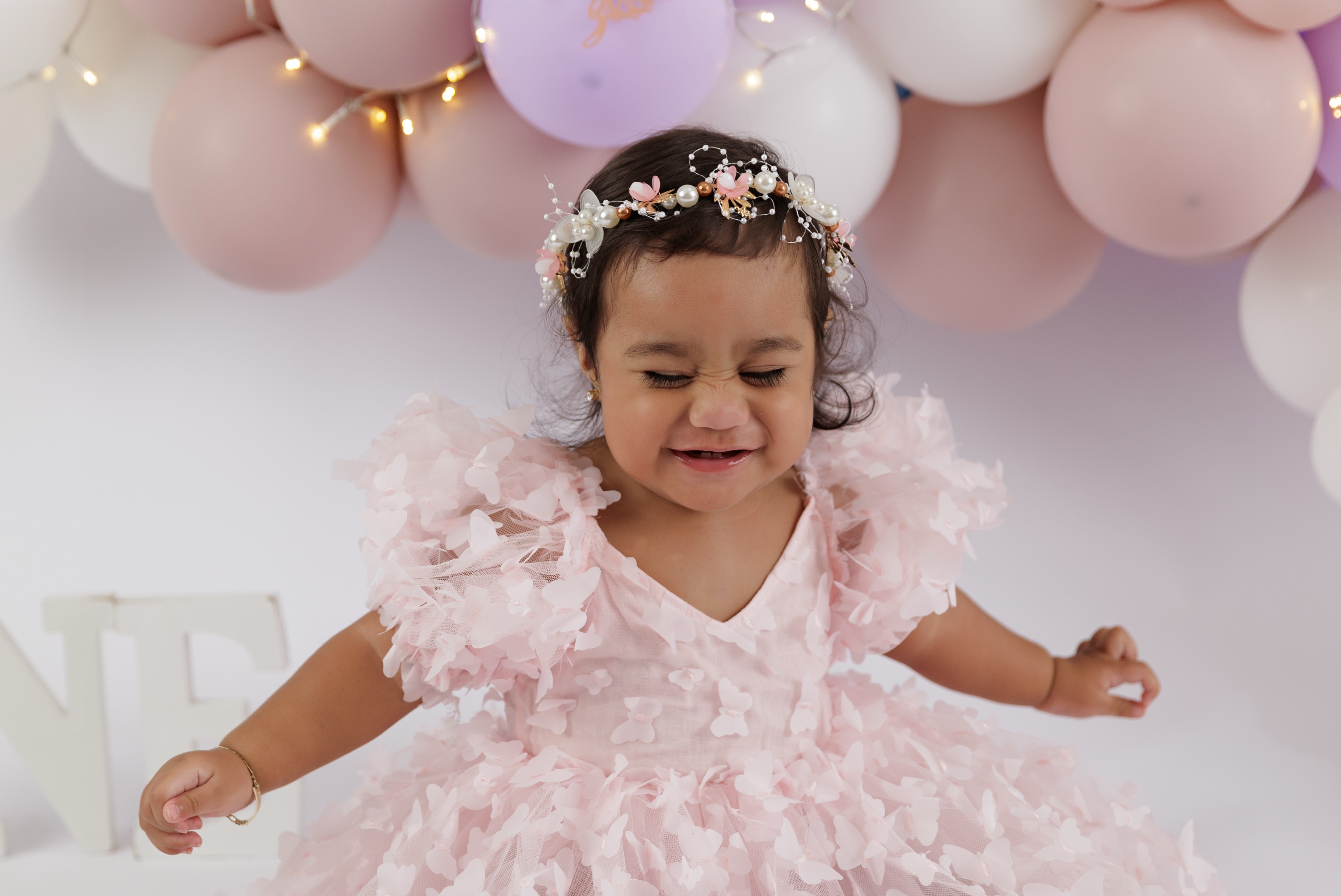 POV: turning ONE has never looked this cute 🩷🦋✨
The dress. The crown. The cake. The frosting covered fingers 😍🎂
Cake smash sessions are one of my absolute favourites to capture 💕
Who else loves a pink princess setup? 👑
#sydneycakesmashphotographer
#sydneybabyphotographer
#sydneyfamilyphotographer
#cakesmashsydney
#firstbirthdayphotoshoot
