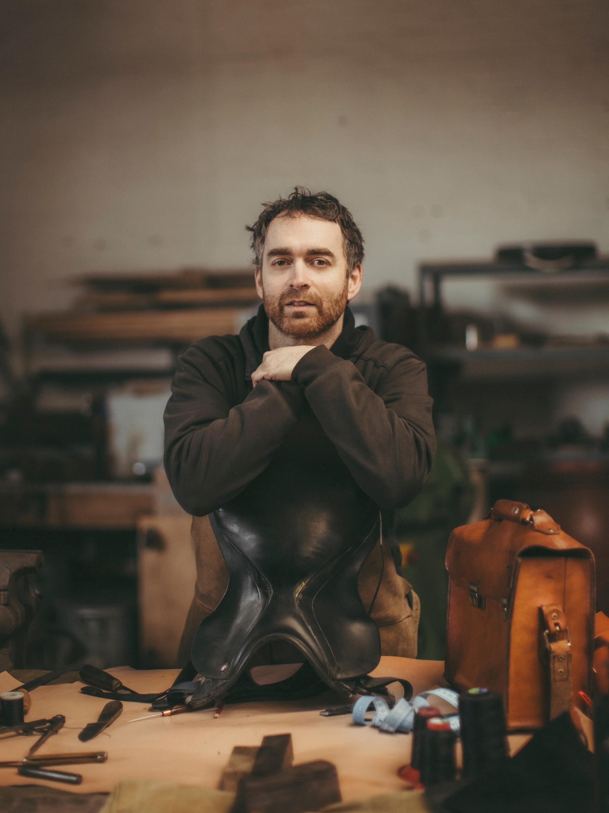 Dit is Matthias @matthiasquadekker 🔥 Matthias is smid en messenmaker / pannenmaker, en hij maakt ook tassen van oude zadels. 🐎 💨
Dit is de vierde keer dat ik beelden maak voor Matthias. Ik word altijd zo enthousiast van zijn werkplek in Rotterdam. Zijn werk blijft me elke keer weer verrassen; telkens komt hij met een nieuw idee en creëert hij opnieuw iets prachtigs. Ik hou ervan.
Dit keer had hij beelden nodig voor een magazijn waar hij binnenkort in komt te staan.
I say: So let’s get to it! 💪🏼♥️