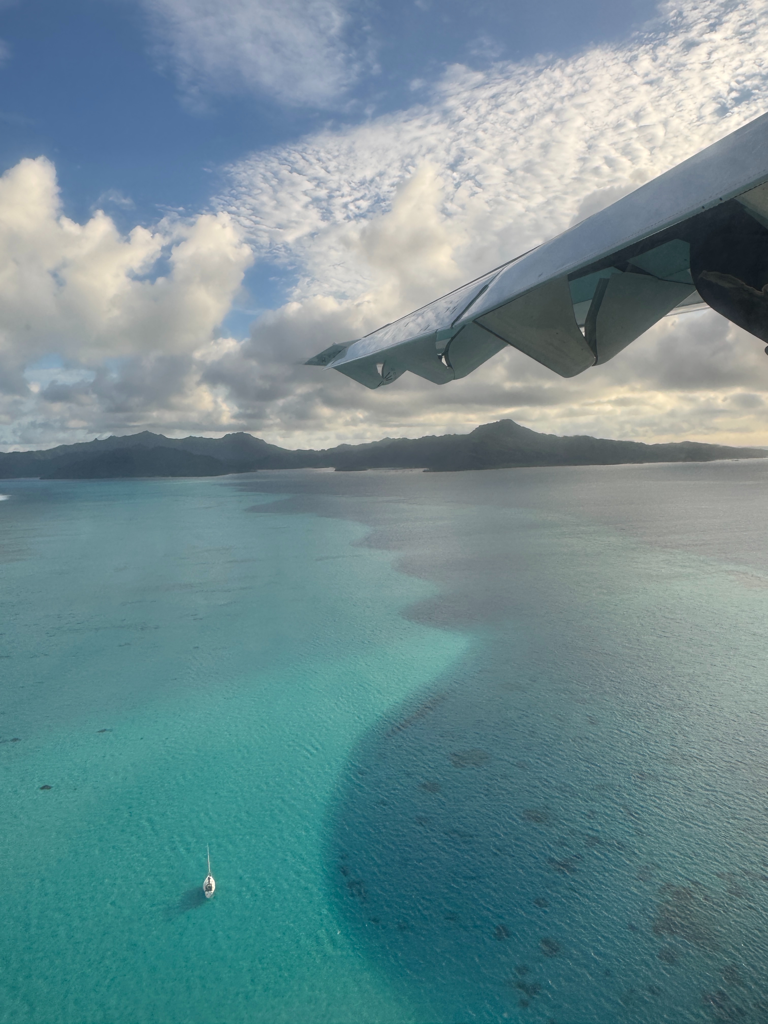 Direction Raiatea et Taha’a, les deux îles voisines !
Notre programme est plutôt simple, visite de Raiatea et tour de l’île en scooter, puis excursion d’une journée à Taha’a, déjeuner sur un motu, découverte des plantations de vanille (et achat bien sûr!), visite de la distillerie Pari Pari et dégustation évidemment ! 🚤
#tahaa #raiatea #vanille #paripari