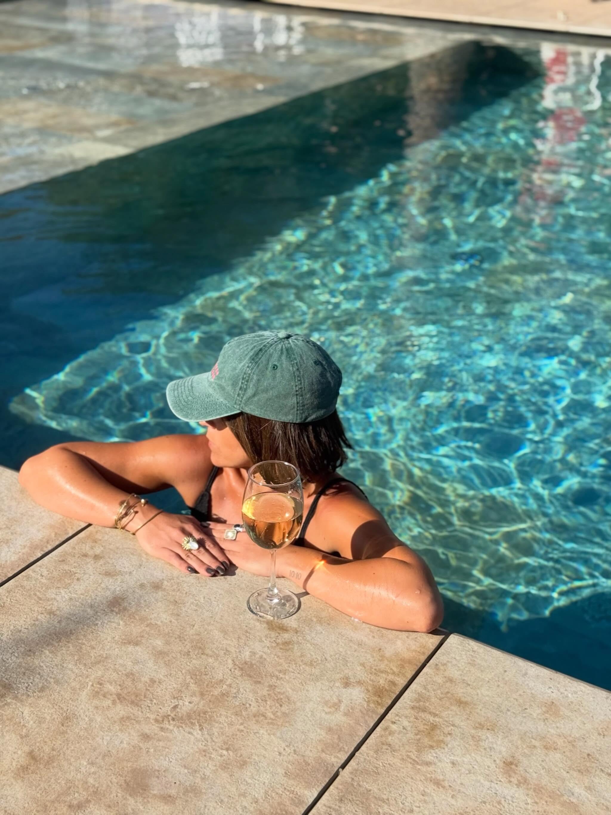 Le soleil, la piscine et le temps qui ralentit… ☀️
Et si le bonheur ressemblait simplement à ça ?
Sunshine, poolside moments, and time slowing down… ☀️ What if happiness simply looked like this?
#poolside #daypass #poolmarrakech #marrakesh #summervibes