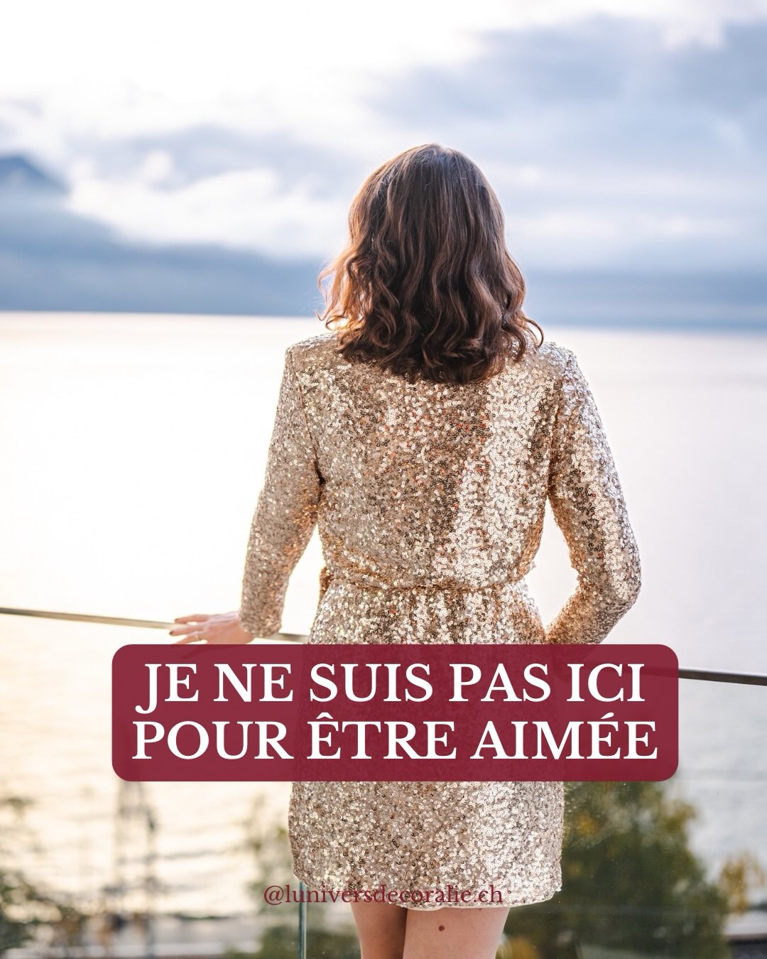 Parce que la petite fille sage en nous veut exactement l’inverse.
Elle veut être aimée, appréciée, choisie et validée.
Elle veut ne pas déranger, pas décevoir, pas être critiquée, ni être jugée.
Sauf que tu ne pourras pas incarner la FEMME SOUVERAINE en restant prisonnière du besoin d’être aimée par tout le monde.
Parce qu’à partir du moment où tu t’affirmes vraiment, quelque chose change.
Quand tu ne dis plus OUI à tout.
Quand tu poses tes limites.
Quand tu choisis ta vérité.
Quand tu arrêtes de t’excuser d’avoir des désirs plus grands.
Quand tu ne te contorsionnes plus pour rester acceptable aux yeux des autres.
Tu DÉRANGES.
Pas parce que tu fais quelque chose de mal, mais parce que ta nouvelle identité ne correspond plus aux attentes de certaines personnes.
Et là, il y aura celles qui resteront.
Celles qui sauront aimer la FEMME que tu deviens.
Et puis il y aura les autres.
Certaines personnes partiront silencieusement.
D’autres avec une violence inouïe.
C’est l’un des passages les plus marquants que je raconte dans le chapitre 17 de mon livre.
Ce moment où tu réalises que ton expansion ne fera pas l’unanimité et que ton chemin te demandera de choisir entre revenir à l’ancienne version de toi pour continuer à être acceptée ou rester fidèle à la FEMME que tu es en train de devenir.
C’est là que ton leadership personnel doit devenir plus fort que ton besoin d’approbation.
Assez fort pour ne plus baisser ta lumière, pour ne plus t’adapter à nouveau.
Assez fort pour rester alignée même quand ton alignement ne plaît pas.
Parce que tu n’es pas venue ici pour être aimée par tout le monde.
Tu es venue ici pour honorer pleinement la FEMME que tu es.
Pour incarner ta vérité et te créer une réalité qui vibre en GRAND.
Et ça commence dans le courage de ne plus être la petite fille sage que tout le monde savait aimer…mais la FEMME SOUVERAINE que tout le monde ne saura pas suivre.
J’en parle plus profondément dans mon livre De la petite fille sage à la FEMME SOUVERAINE.
Un livre pour les femmes qui sentent qu’elles ne sont plus là pour rentrer dans le cadre, mais pour incarner pleinement leur vérité.
📕 Lien de commande en bio.
#femmesouverainelivre
