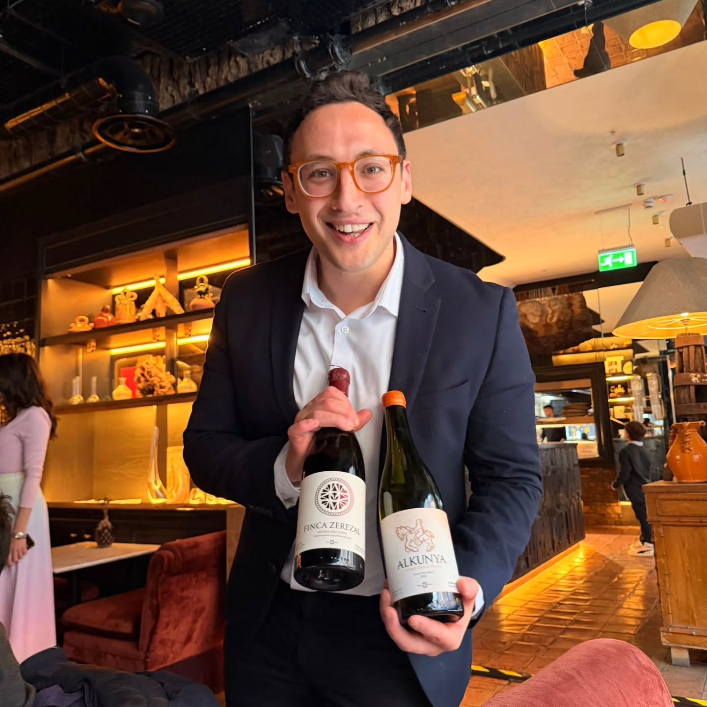 Anoche en Londres, en @arrosqd , la casa valenciana de Quique Dacosta, nuestros vinos de familia compartieron mesa con la cocina de su propia tierra.
Paella fina y FINCA ZEREZAL: un maridaje de perfecta coherencia. Elegancia, complejidad y una misma alma mediterránea a ambos lados de la copa.
Gracias a @joanna_nissim por la cuidada (k) organización, y a @jacob_betito , nuestro sommelier de confianza, por la precisión de cada servicio.
.
.
EN
Last night in London, at ARROS QD, the Valencian house of Quique Dacosta, our family wines shared the table with the cuisine of their own land.
Fine paella and FINCA ZEREZAL: a pairing of rare coherence. Elegance, complexity, and the same Mediterranean soul on both sides of the glass.
Thank you Joanna for the beautiful kosher organisation, and to Jacob, our trusted sommelier, for the precision of every pour.
.
.
.
#vinamemorias #fincazerezal #wine #valencia #paella