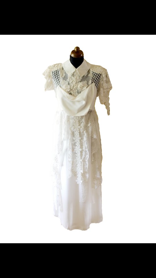 The Wedding season is already running. And we have in our studio several ready-to-wear solutions for brides who are not devoted to creating their own custom made piece but prefer the proccess "look-touch-try-buy".
All of these ready-to-wear dresses and gowns are one-of-a-kind, often upcycled, carefully tailored with traditional techniques.
You are kindly welcome in our studio. 🍀