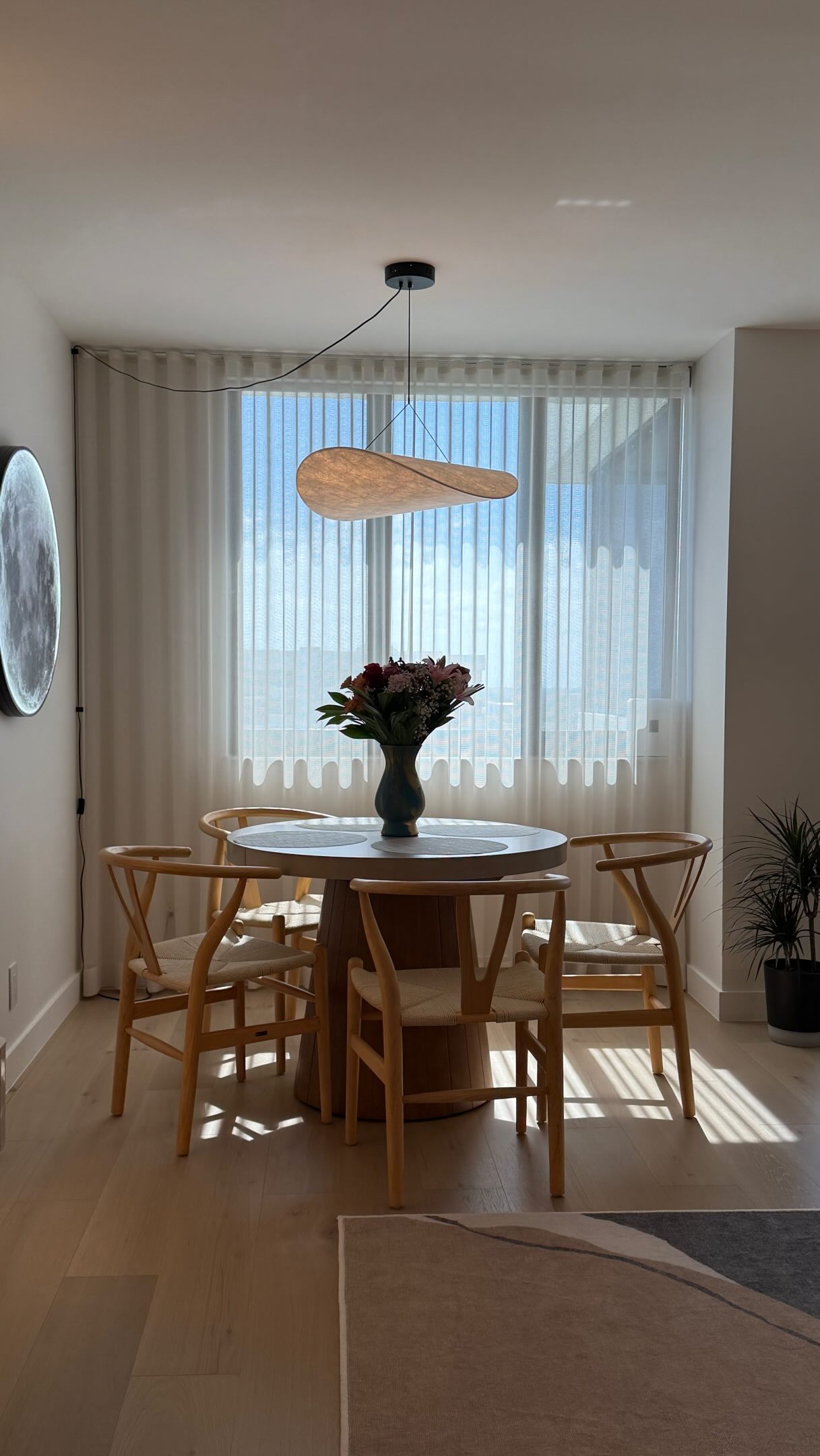 Soft minimalism meets warm luxury in this Boca Raton residence.
Natural textures, ambient lighting, and clean architectural lines create a calm and sophisticated atmosphere designed for everyday living.
A modern home where simplicity feels elevated ✨