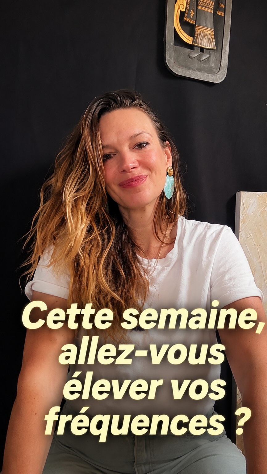 〰️✨ FRÉQUENCE ✨〰️
Cette semaine est tellement importante.
Nous nous approchons d’un véritable changement de fréquence.
Jeudi et vendredi portent des expansions énergétiques particulièrement puissantes, comme si quelque chose cherchait profondément à nous faire basculer, à nous faire quitter certaines anciennes structures pour entrer dans une autre conscience.
Beaucoup peuvent déjà le ressentir.
Une fatigue inhabituelle.
Une sensibilité amplifiée.
Un besoin de vérité plus fort.
Une perception plus vive.
La sensation profonde que quelque chose change.
Comme si une partie de vous savait déjà.
Cette fin de semaine agit comme un portail.
Une possibilité d’élévation.
Une possibilité de réalignement.
Une possibilité de naissance à une autre fréquence.
Nous entrons dans une période où notre fréquence compte profondément.
Ce que nous nourrissons.
Ce que nous diffusons.
Ce que nous choisissons d’élever en nous.
Parce qu’au fond… élever sa fréquence ne concerne jamais uniquement soi.
Cela participe aussi à l’éveil collectif.
La vraie question est peut-être celle-ci :
Êtes-vous prêt(e) à porter de nouvelles fréquences ?
Êtes-vous prêt(e) à contribuer à l’élévation des consciences ?
Je veux sincèrement vous lire :
Comment vous sentez-vous traversé(e) par cette semaine ?
Ressentez-vous déjà ce changement de fréquence ?
#éveilspirituel #eveildesconsciences #frequences #spiritualité #guidance