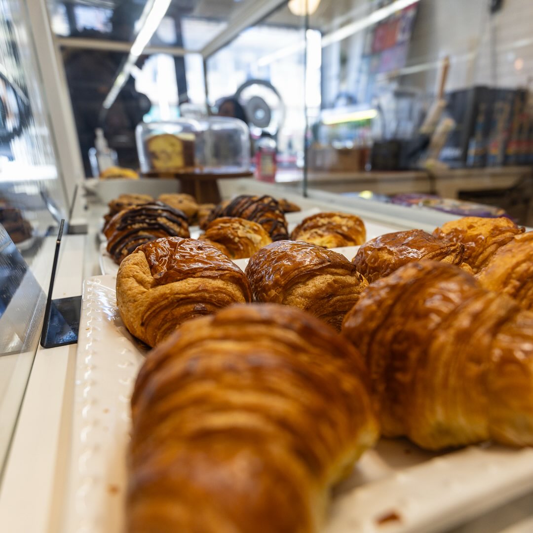 The kind of layers you donât need to see to know theyâre there.
At #BagelsOnPark, it just comes down to what youâre in the mood for â classic, chocolate, almond, or chocolate almond. đ„
#bagelshop #croissants #njeats #njfoodie