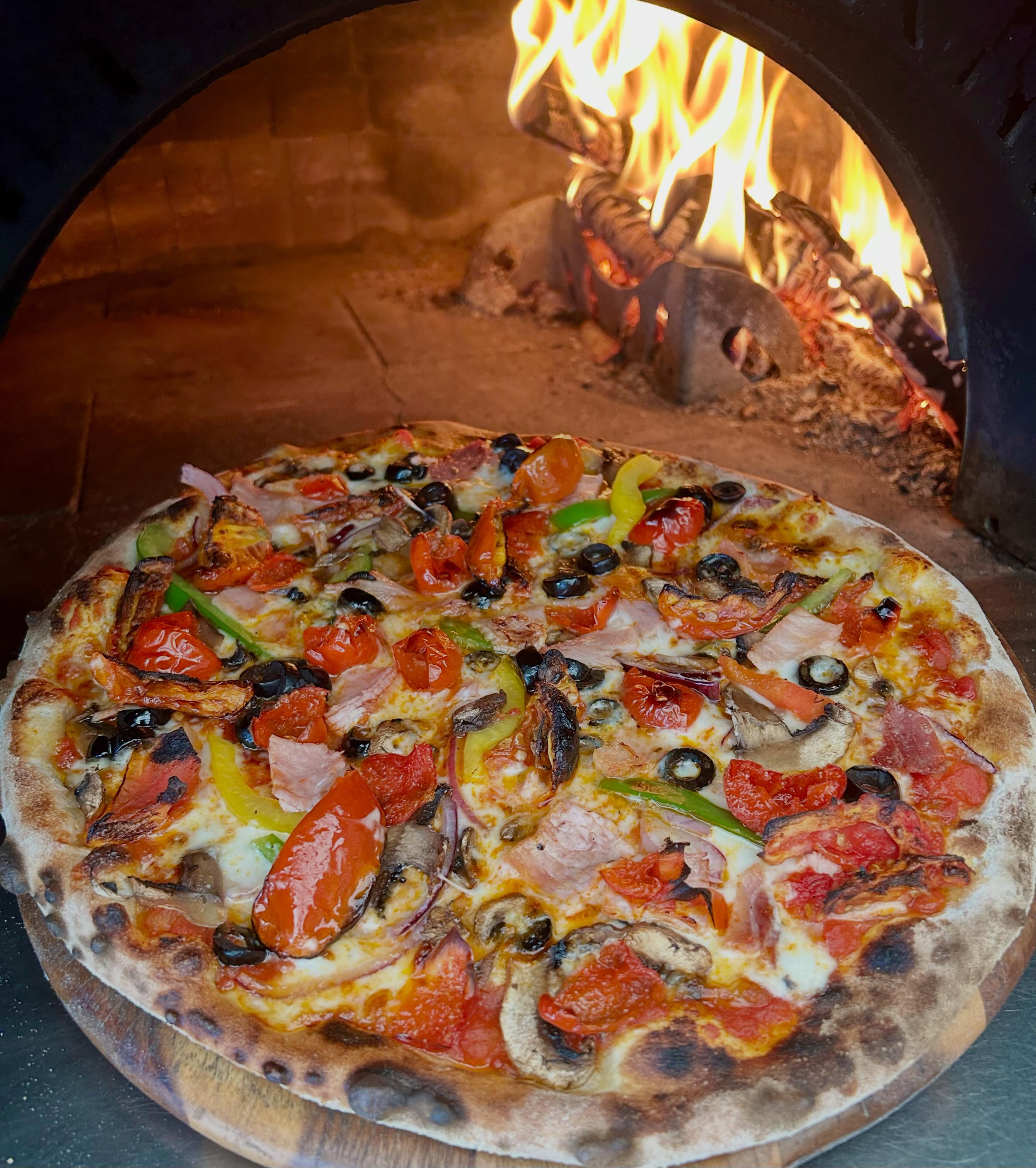Fully loaded! A veggie with added ham. There are no rules on this van ๐ ๐ฅฆ ๐
#meatandtwoveg #pizza #woodfired #food