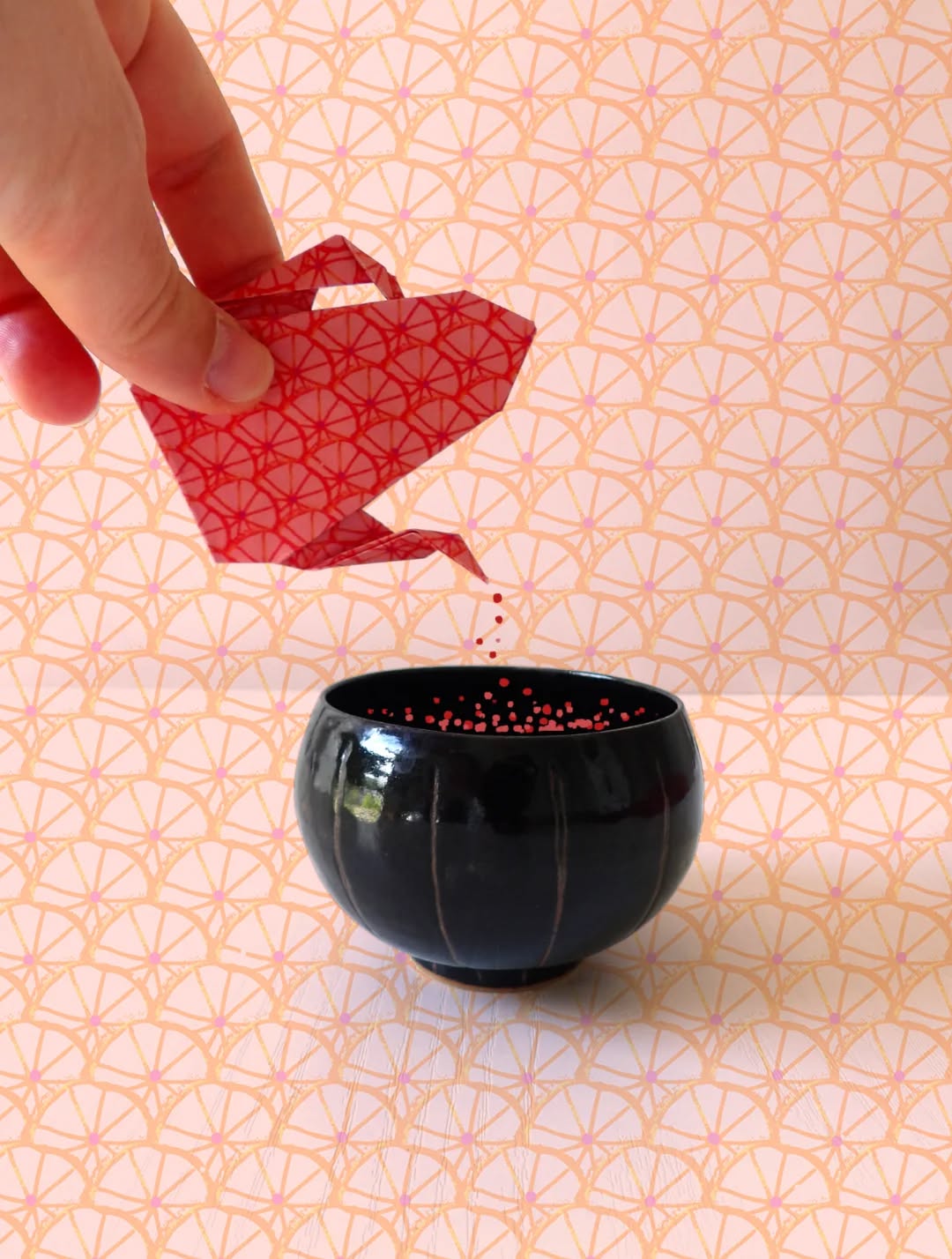 Qui dit motifs pour les coffrets origami de @natureetdecouvertes dit forcément : mise en scène de dégustation ! 😁
Ça vous donne envie ? (De boire le thé ? De manger des gâteaux autour d'une boisson chaude ? De vous mettre à l'art de l'origami ?) 🥰
Ps : cette tasse sublime est de mon beau-père céramiste @christian_voyer_ceramiste
#natureetdécouvertes #origamiart #lucillepattern #patternpaper #paperart