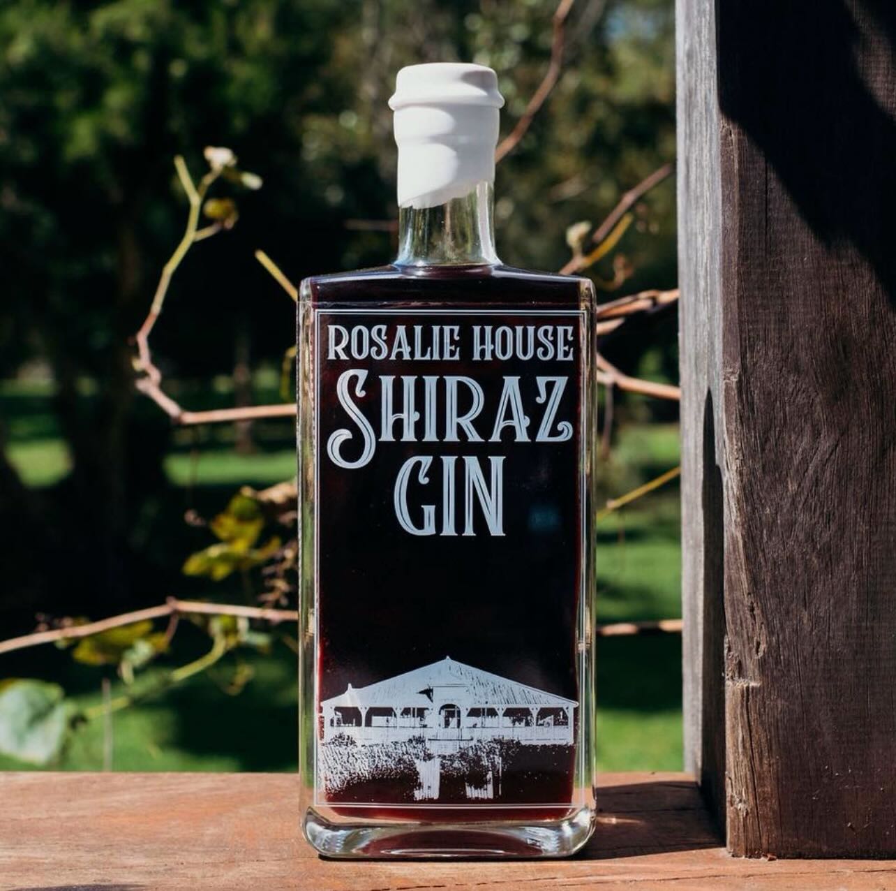 From vine to bottle, a true local collaboration.
We hand-pick our Rosalie House Shiraz grapes and pass them over to our local gin distillery to work their magic, creating something completely unique.
@pecheydistillingco @rosaliehouse