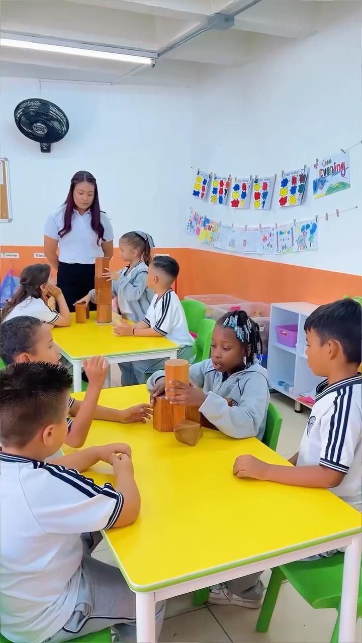 Creemos en una educación que va más allá del aula, donde se aprende a pensar, a cuestionar y a construir en equipo.
Porque educar también es acompañar cada proceso.📖👩🏻🏫