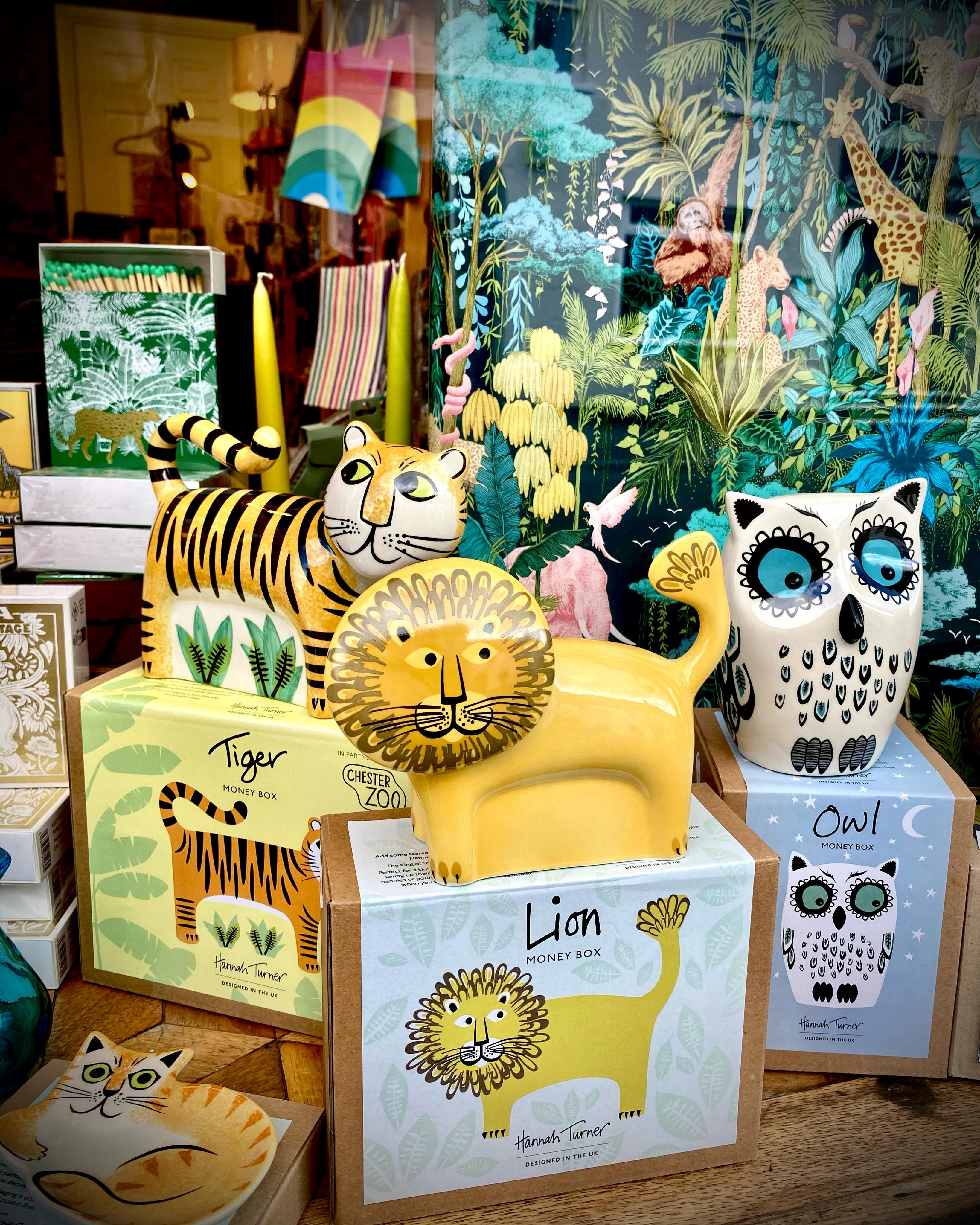 Fabulous new handmade ceramic money boxes by @hannahturneruk fitting in nicely with our jungle window.
The backdrop is gift wrap by @theartfileofficial available in a 3m roll.
Open Tues-Sat 10am-4pm
Swift Art & Design
18 High Street
Winchcombe
GL54 5LJ
#supportindependent #swiftartanddesign #winchcombeshopping #visitwinchcombe