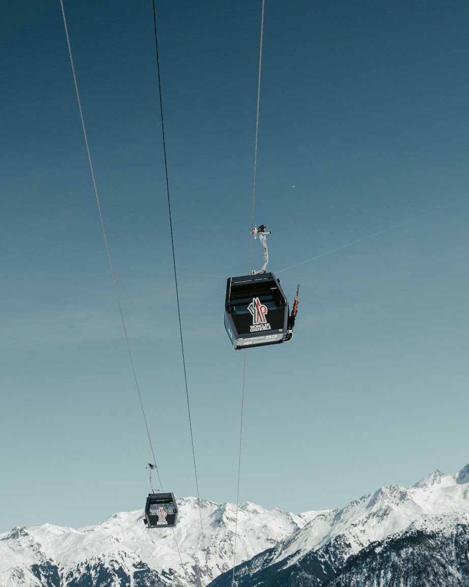 Some brands belong in the Alps. Moncler is one of them. 🖤
Born in the mountains.
Built for the mountains.
There's something powerful about a brand advertising in the exact environment it was made for.
Real slopes. Real altitude. Real people who live this world.
For a brand like Moncler, the medium is the message.
And there's no better medium than the mountain itself.
📍 Alpdest Network — Europe's top ski resorts