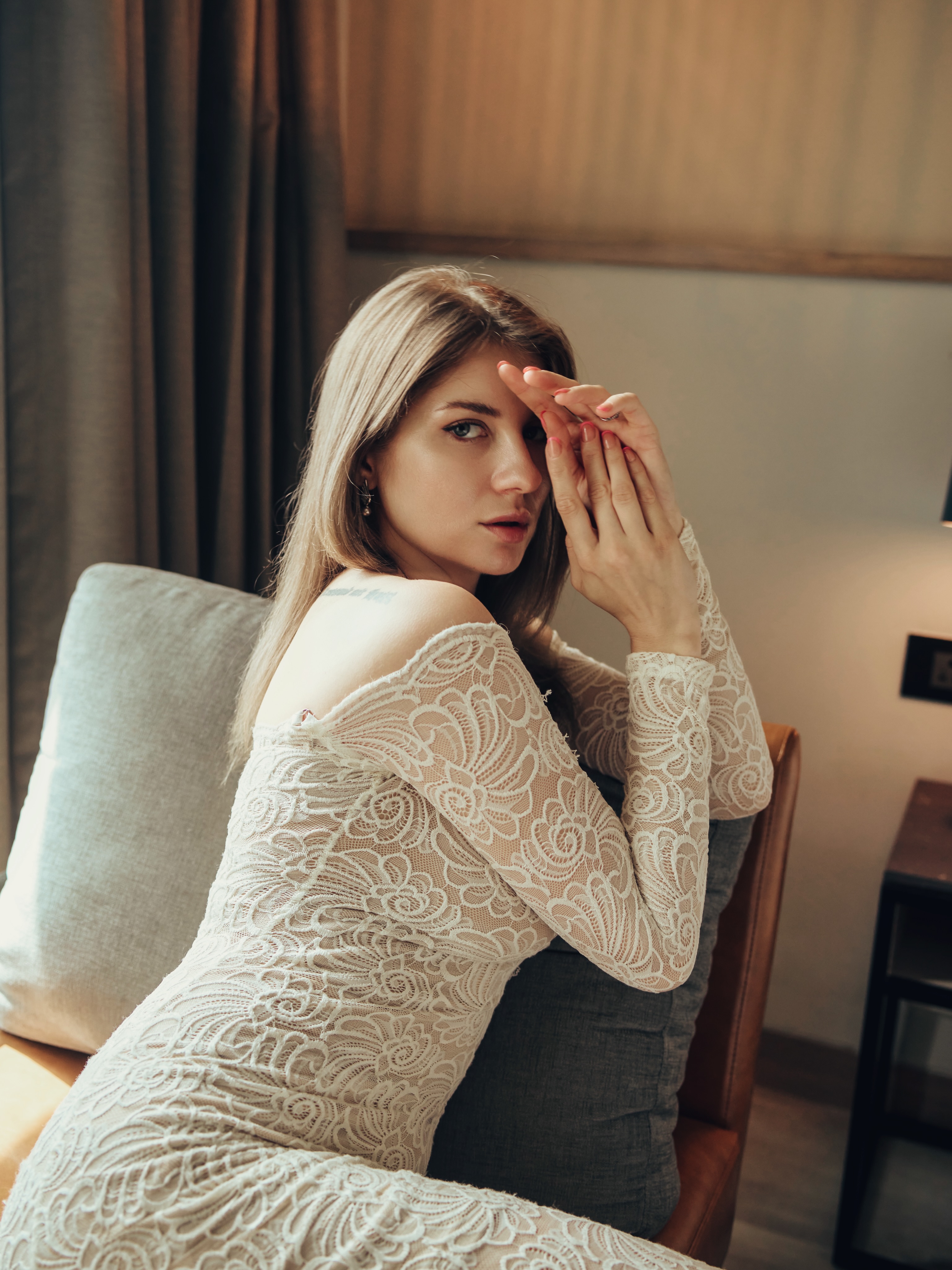 Not every moment needs noise.
Some just need good light and the right mood. 🌙
#VisualStorytelling #ElegantVibes #FashionPhotography #SoftAesthetic #photooftheday