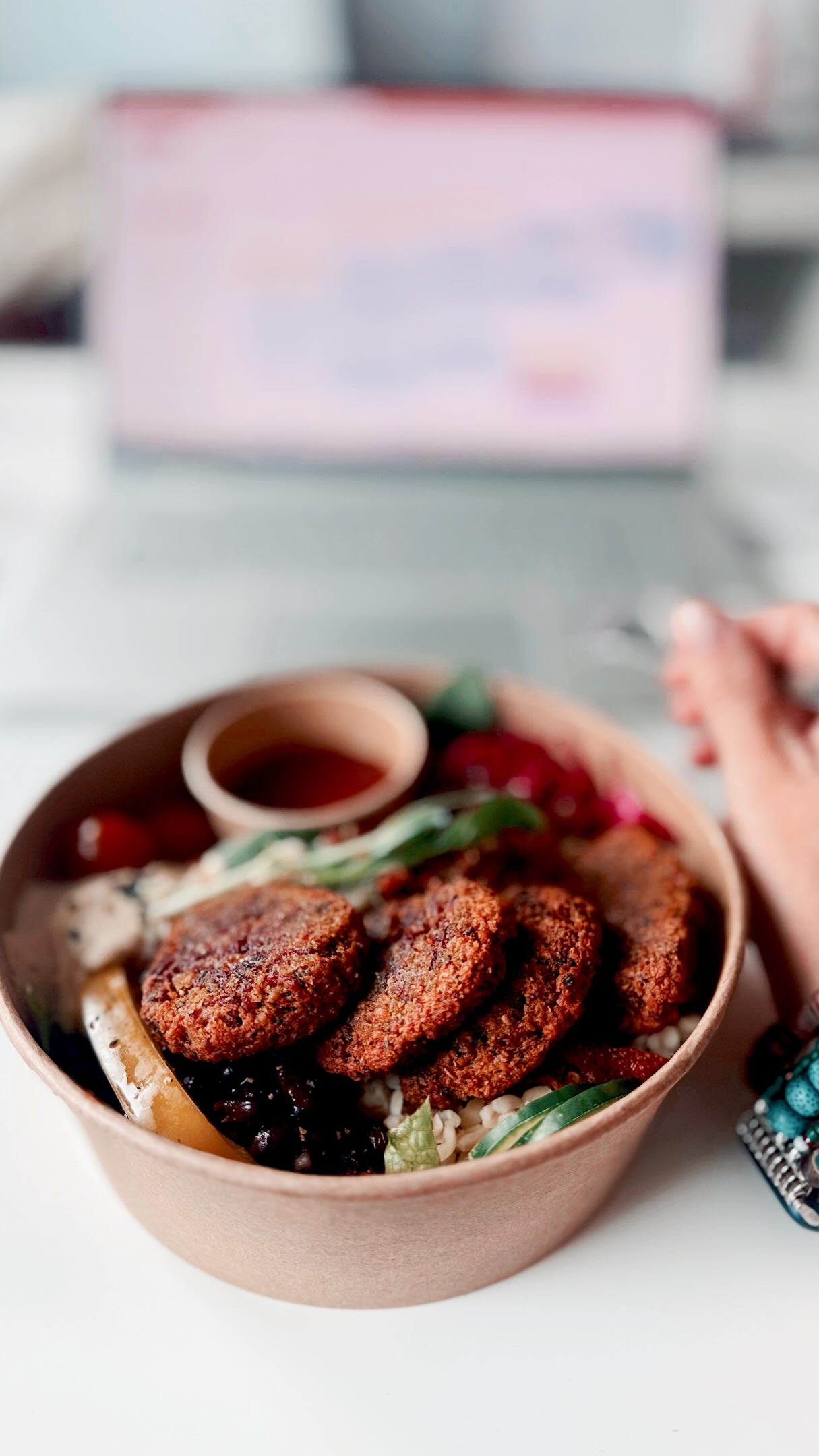 Tidiga morgnar.
Nybakat bröd.
Smaker som måste sitta perfekt.
Och ett team som bryr sig lite för mycket ☻
Och kanske är det därför det smakar som det gör ♥
#frukostpåjobbet #frukostleverans #morrisandbens