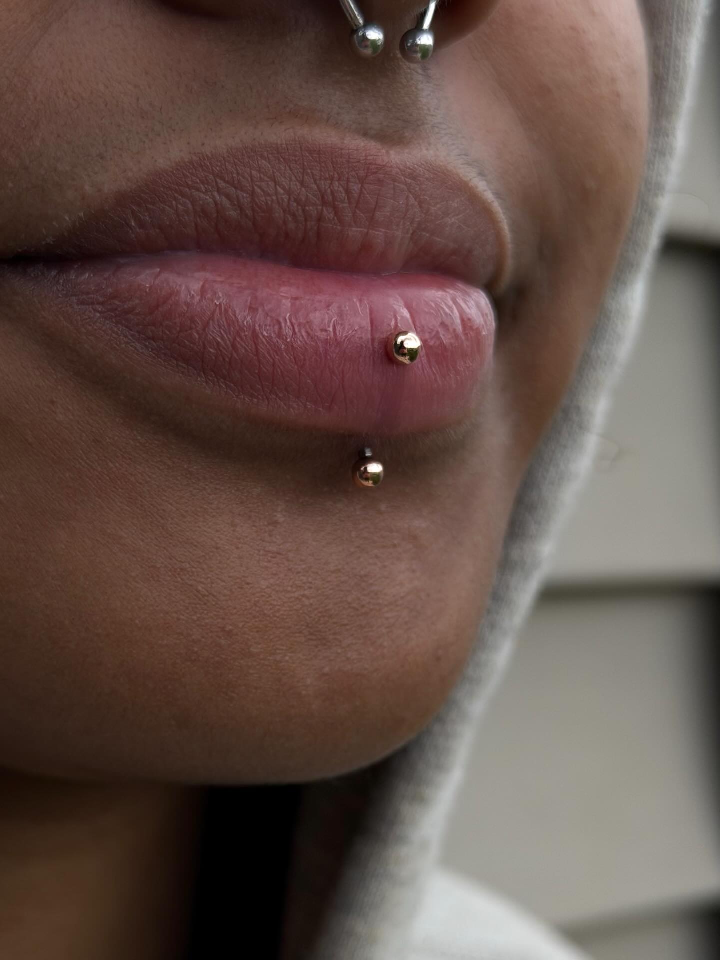 Vertical Labret Piercing with solid 14k Yellow Gold 😍✨
@piercingbyroy
#staytruebodypiercing
#safepiercing
#appmember