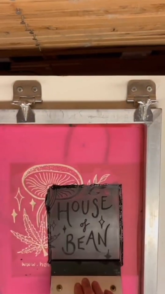 never had proper printed bags before, or printed on paper for that matter, thought it would be a nice touch for this year's events, first off @highlifeexpo at the end of May āØ
shoutouts to @flat_fox for the screens, @capetownskates for the paper printing inks and @billdazoot for the video š
yeahhhhh NICE š
www.houseofbeanco.com