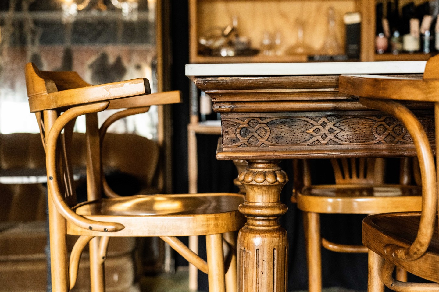 Every piece in the wineroom has a story, but this one is hard to beat. This gorgeous table perched in the corner has had a super long life here at the Cosmo. Once a four-poster bed, recovered from the 2005 fire that destroyed much of the original hotel and lovingly repurposed in 2018 by Mr Hartney @trenthamvintagegoods
#trenthamvictoria #cosmotrentham #macedonranges #trenthamhistory #thecosmopolitanhotel