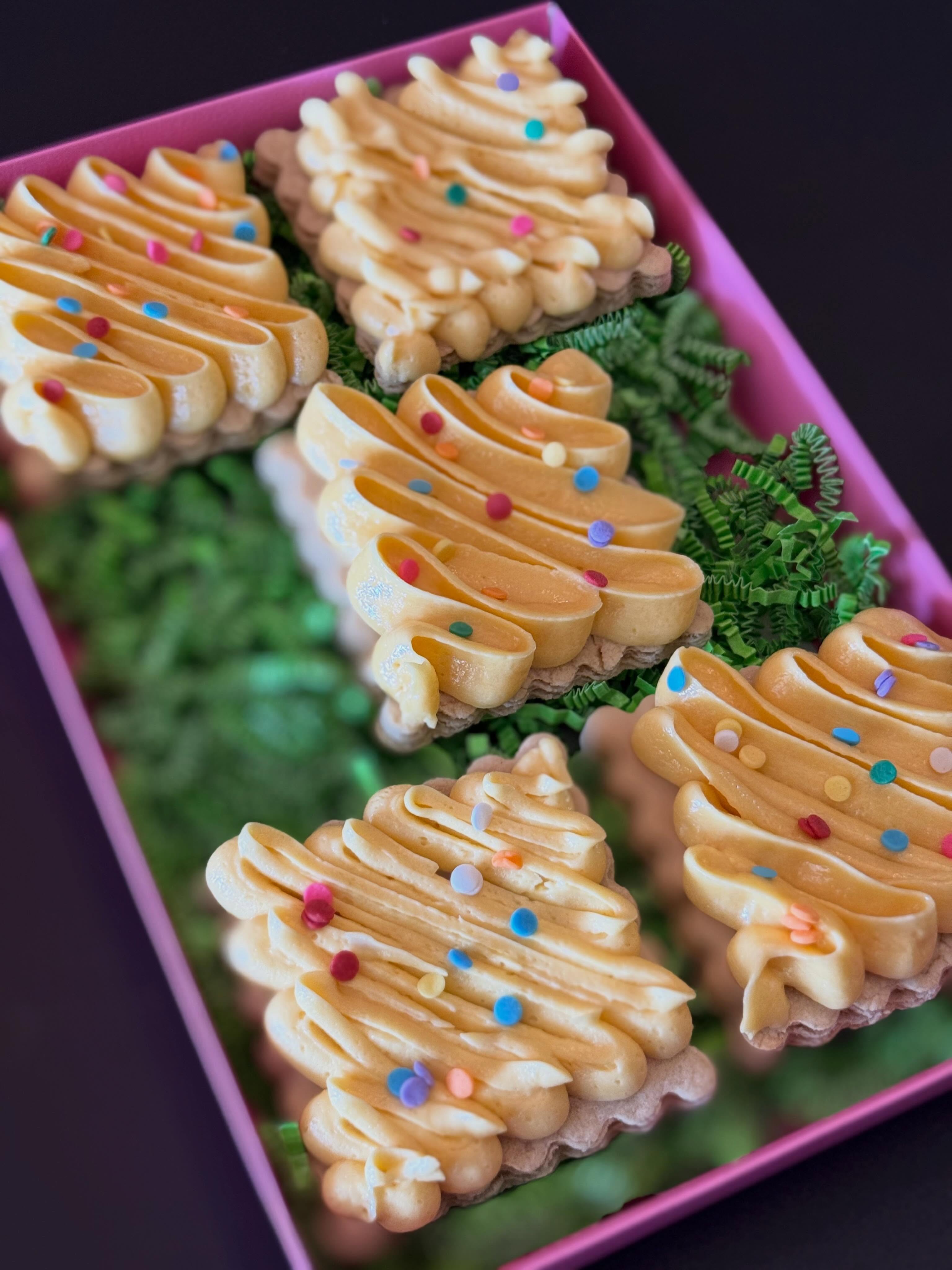 ⭐️Want a sugar cookie with “soft icing”? Just ask for BONNIE’S BUTTERCREAM SUGAR COOKIES! Beautiful, colorful designs with a soft bite that melts in your mouth and tastes amazing!
🌼These festive ribbons are perfect for your SUMMER GATHERINGS!
👉Want some festive goodies to celebrate your next event or special occasion, I’m your girl!🙋🏼♀️ Checkout my Website link in my bio!
#cookies #satxcookies #buttercream #buttercreamcookies #buttercreamlovers