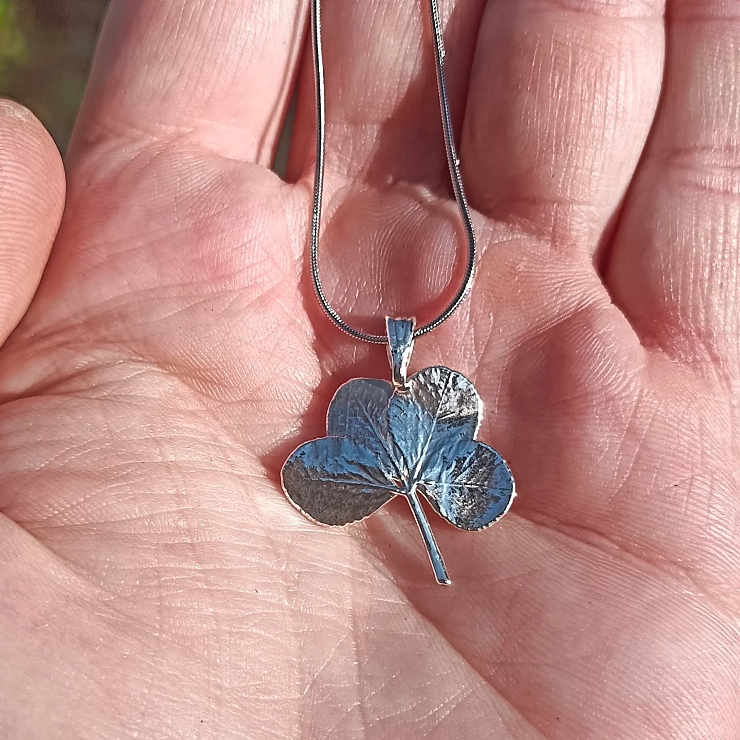Sieraad met een ziel. Echt klavertje vier, .999 fijn verzilverd.
Made with magic✨