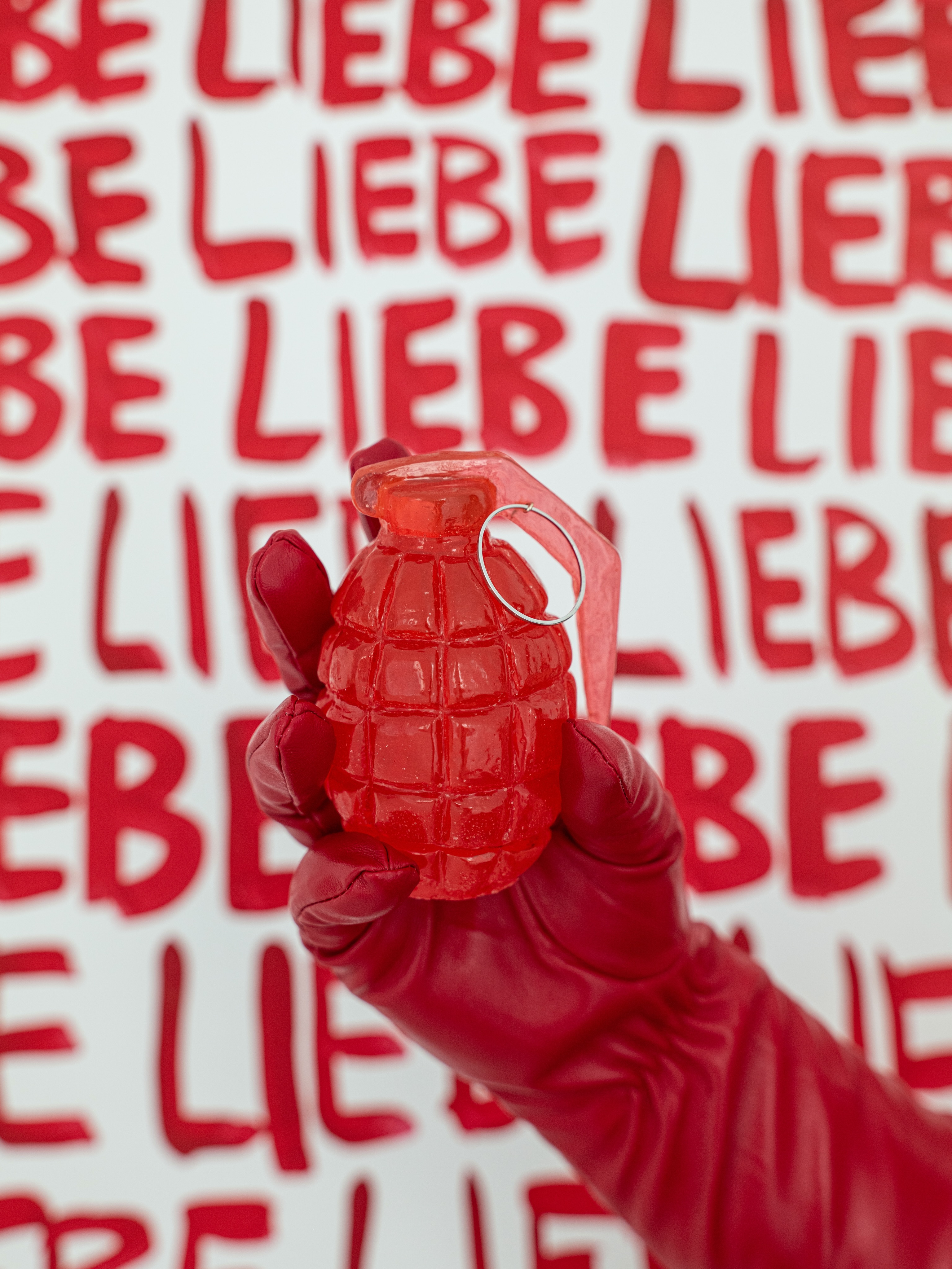 NUR LIEBE & GRANADA PROJECT
Zwei meiner Kunst Serien, so verschieden und doch so passend!
„NUR LIEBE“ steht für die vielen Formen von Liebe, die unser Leben tragen - die Liebe zu uns selbst, zu Freunden, Familie, Tieren, zur eigenen Arbeit und zum Leben an sich. Eine Erinnerung daran, dass Liebe nicht nur ein Gefühl ist, sondern eine Haltung.
„GRANAD PROJECT“ symbolisiert die Energie, die jeder Mensch in sich trägt - positive wie negative.
Und dass es letztendlich in unserer eigenen Hand liegt, womit wir diese Energie nähren, wie wir sie einsetzen und was wir daraus entstehen lassen.
Zwei Werke über Verantwortung, Emotion, Stärke und die Entscheidung, mit welcher Energie wir durchs Leben gehen. ❤️🔥 Ich entscheide mich für LIEBE, immer!!! & genau das möchte ich auch in meiner Arbeit leben und mit tragen! Bussis JFK
#art #artwork #granadaproject #nurliebe #liebe
Foto: @carina.brunnelli