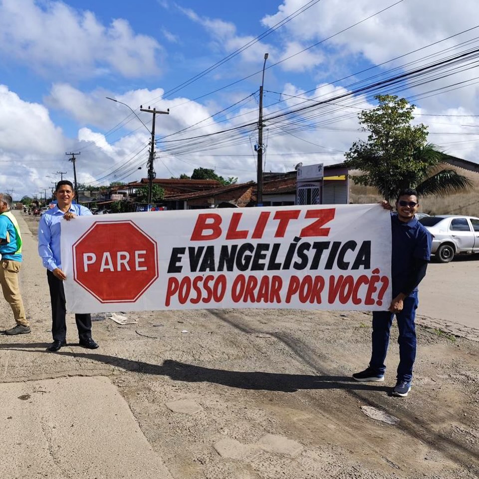 🚚 BLITZ DO CAMINHONEIRO EM BACABEIRA!
Mais uma vez, a SEMADESL pegou a estrada com uma missão clara: levar o amor de Deus àqueles que passam dias e noites cruzando o país.
Dessa vez, nossa parada foi em Bacabeira, e o que vivemos ali foi sobrenatural!
Não foi apenas uma entrega de kits e Bíblias; foi um momento de parada obrigatória para a alma. Entre um louvor, uma palavra de fé pregada e um abraço, o Espírito Santo tocou profundamente os corações dos motoristas.❤️🔥
O maior troféu dessa viagem? Vidas se renderam ao Senhor! Caminhoneiros que recomeçam a jornada agora com a melhor companhia de todas: Jesus no banco do carona.
🙏🏼Obrigado a todos os voluntários que se doaram para que esse projeto acontecesse. A semente foi plantada!
SEMADESL 🌎
Missão no poder do Espírito Santo🔥
______________________
#semadesl #iadesl #blitzdoscaminhoneiros #missões #bacabeira
